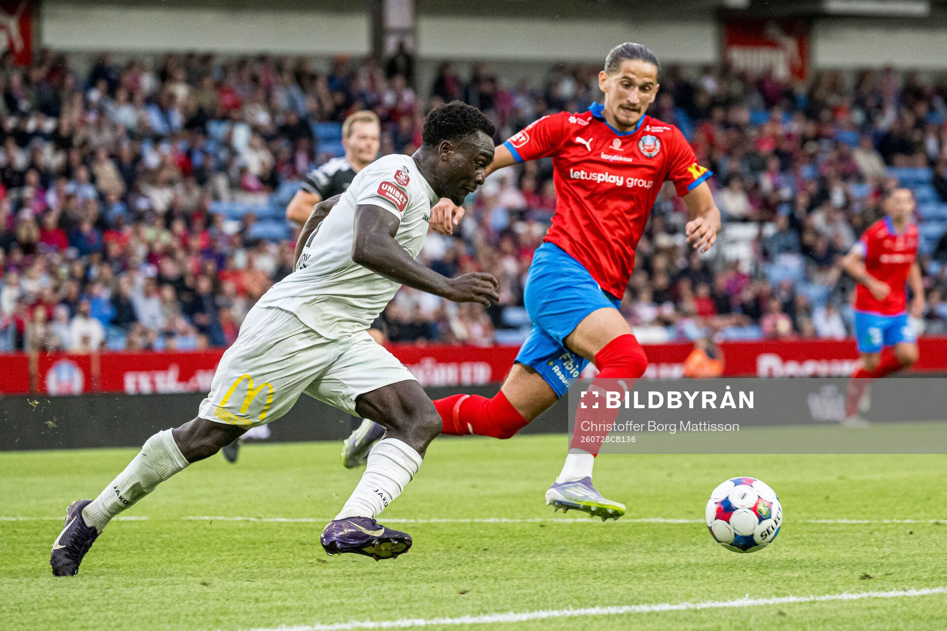 Nordic Uniteds Emmanuel Swedi och Helsingborgs Ervin Gigovic