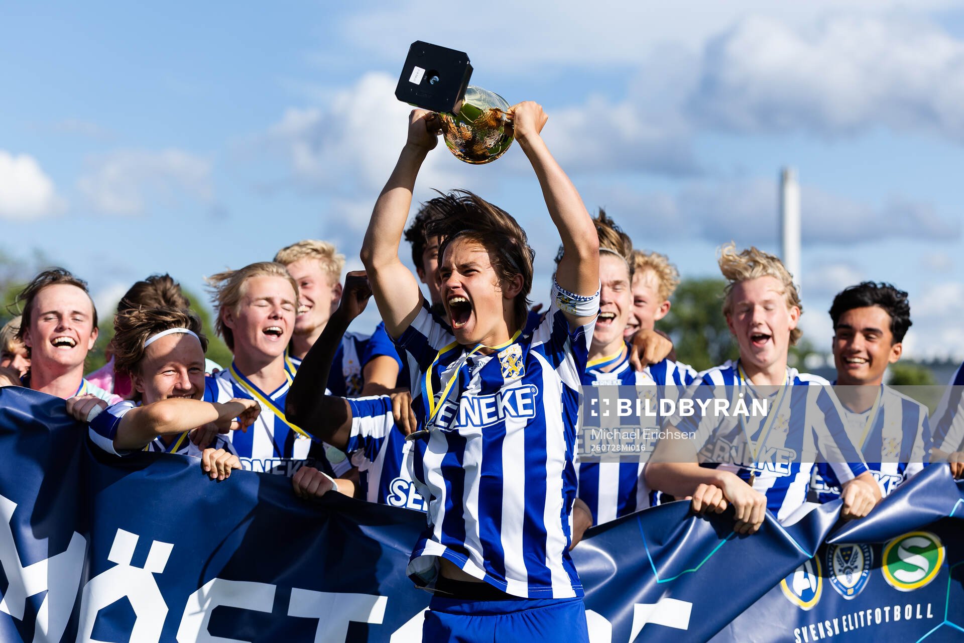 IFK Göteborgs lagkapten Tim Demegård jublar med pokalen