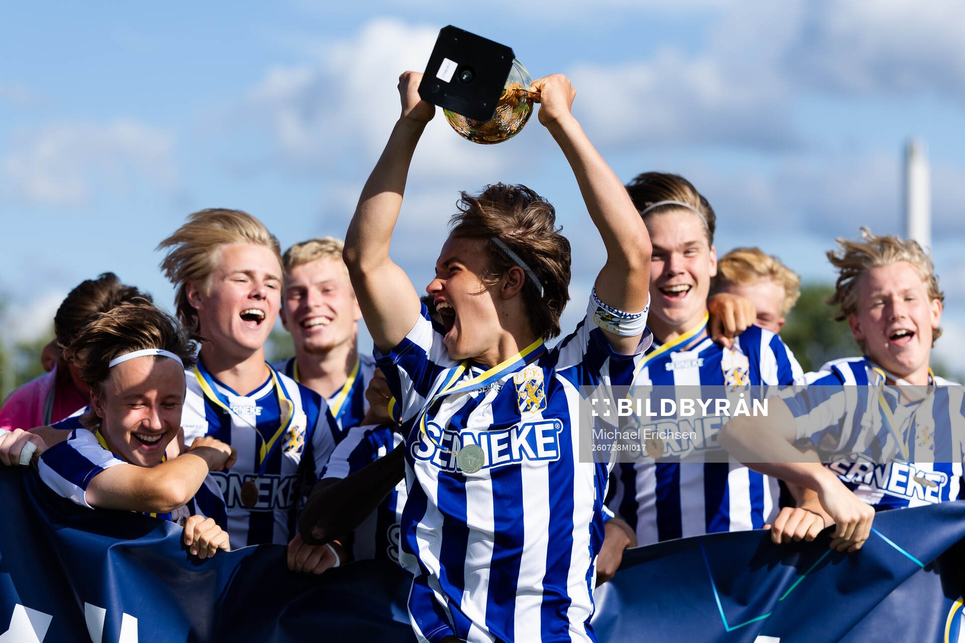 IFK Göteborgs lagkapten Tim Demegård jublar med pokalen