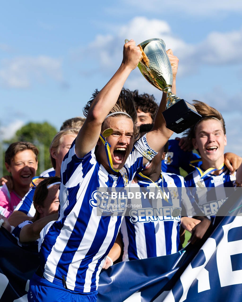 IFK Göteborgs lagkapten Tim Demegård jublar med pokalen