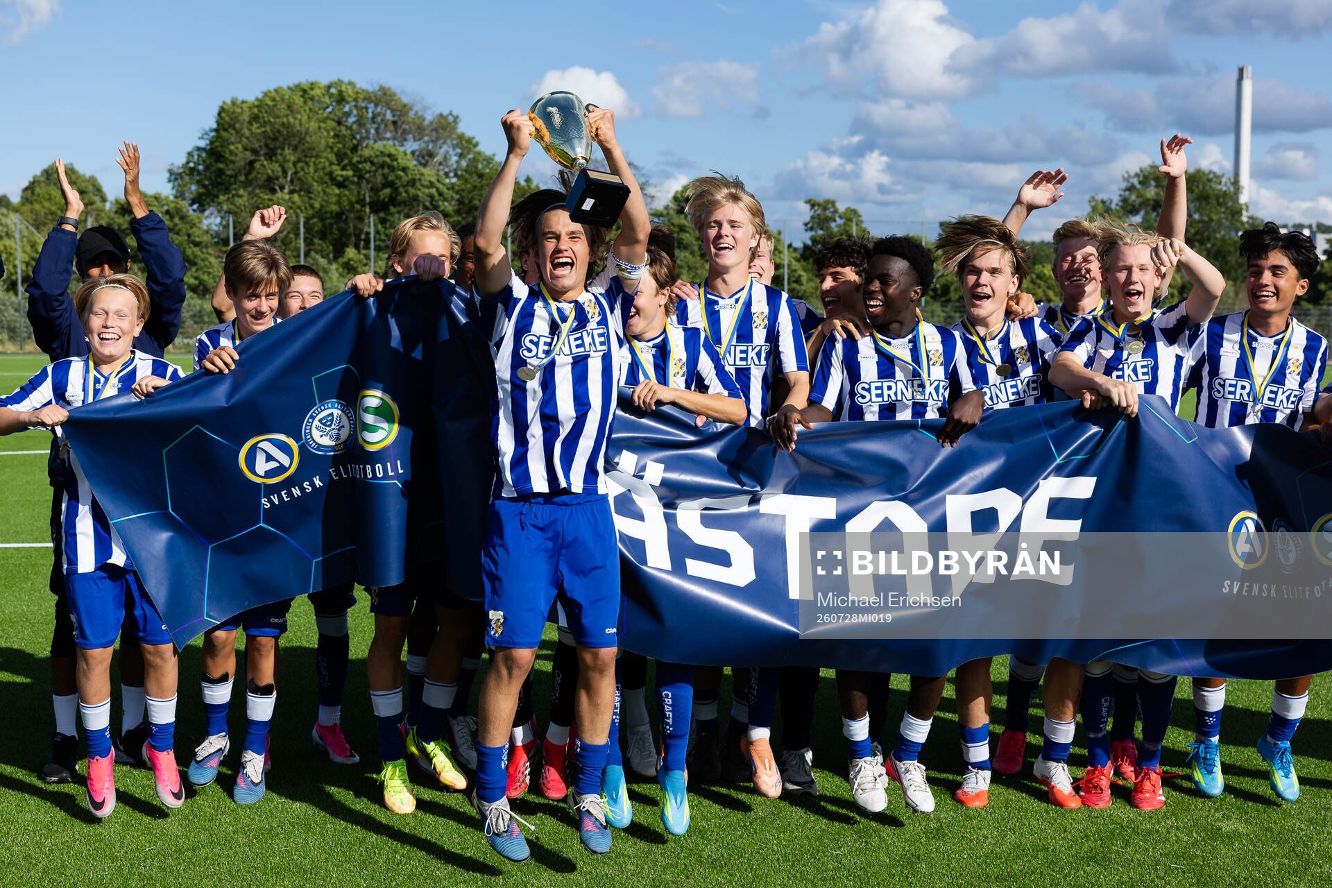 IFK Göteborgs lagkapten Tim Demegård jublar med pokalen