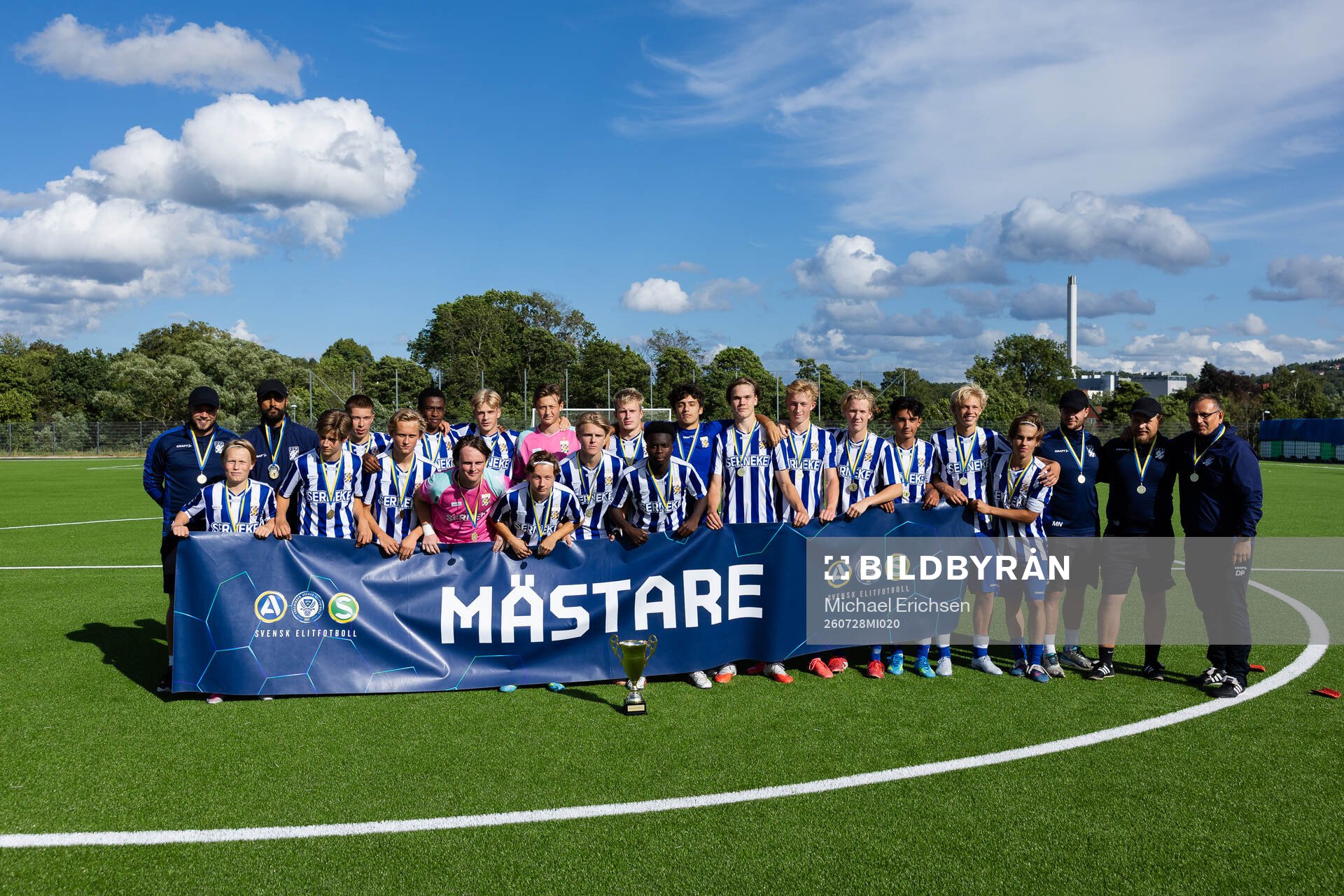 IFK Göteborgs spelare och ledare med pokalen