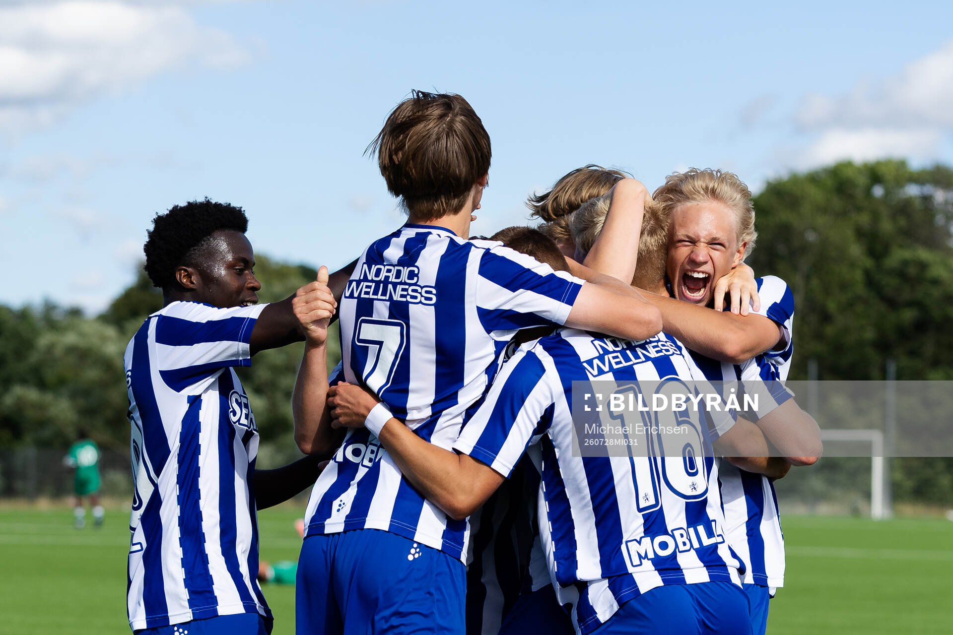 IFK Göteborgs William Andersson jublar ihop med lagkamrater