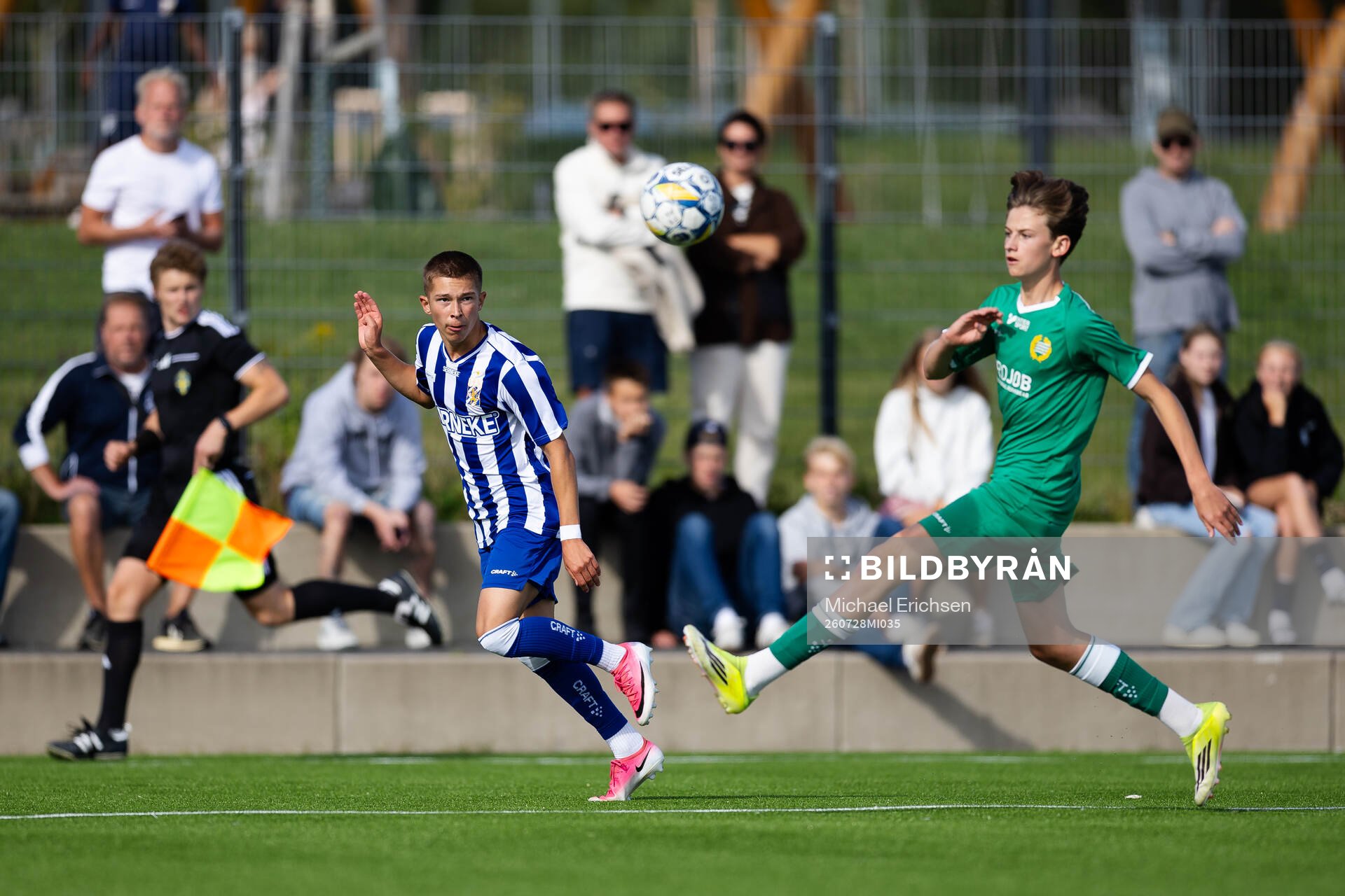 IFK Göteborgs Rio Darvas spelar fram till 3-0 målet