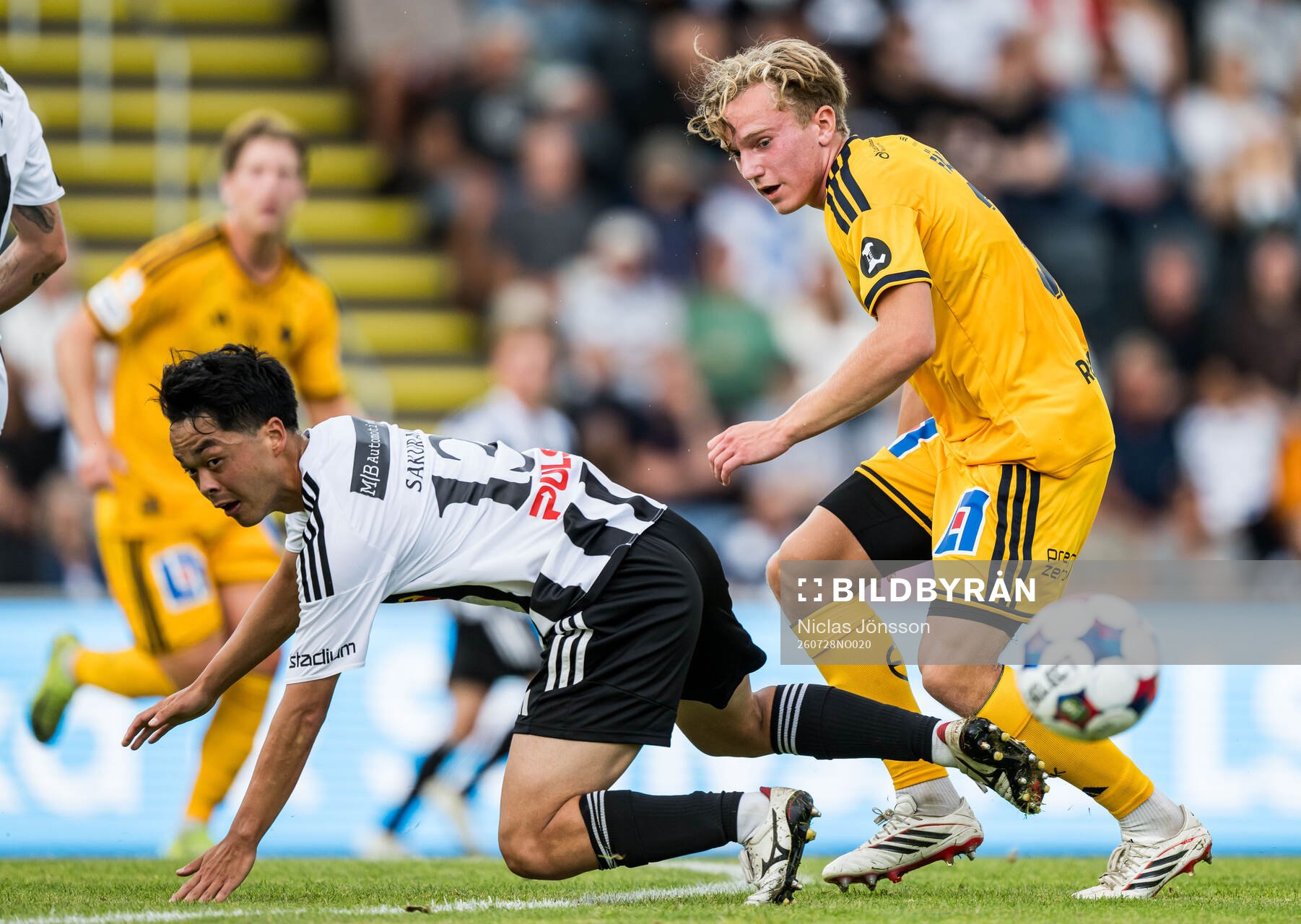 Landskronas Kota Sakurai och IFK Norrköpings Viggo Fälth