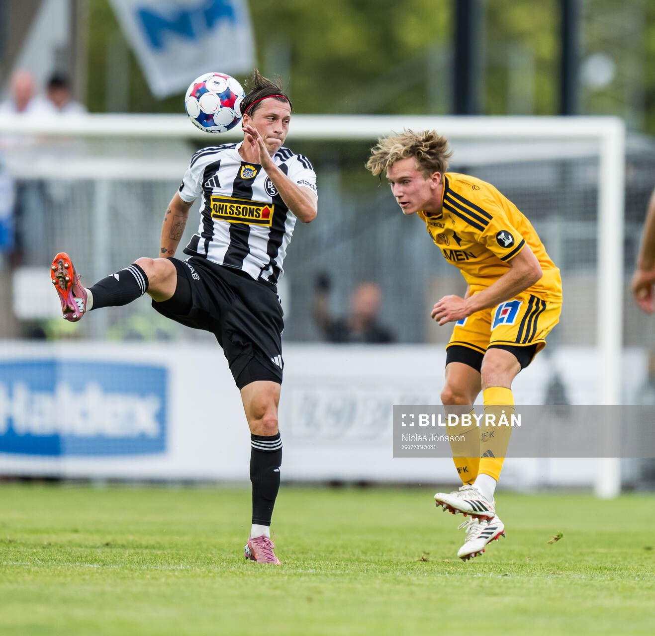 Landskronas Kevin Jensen och IFK Norrköpings Viggo Fälth