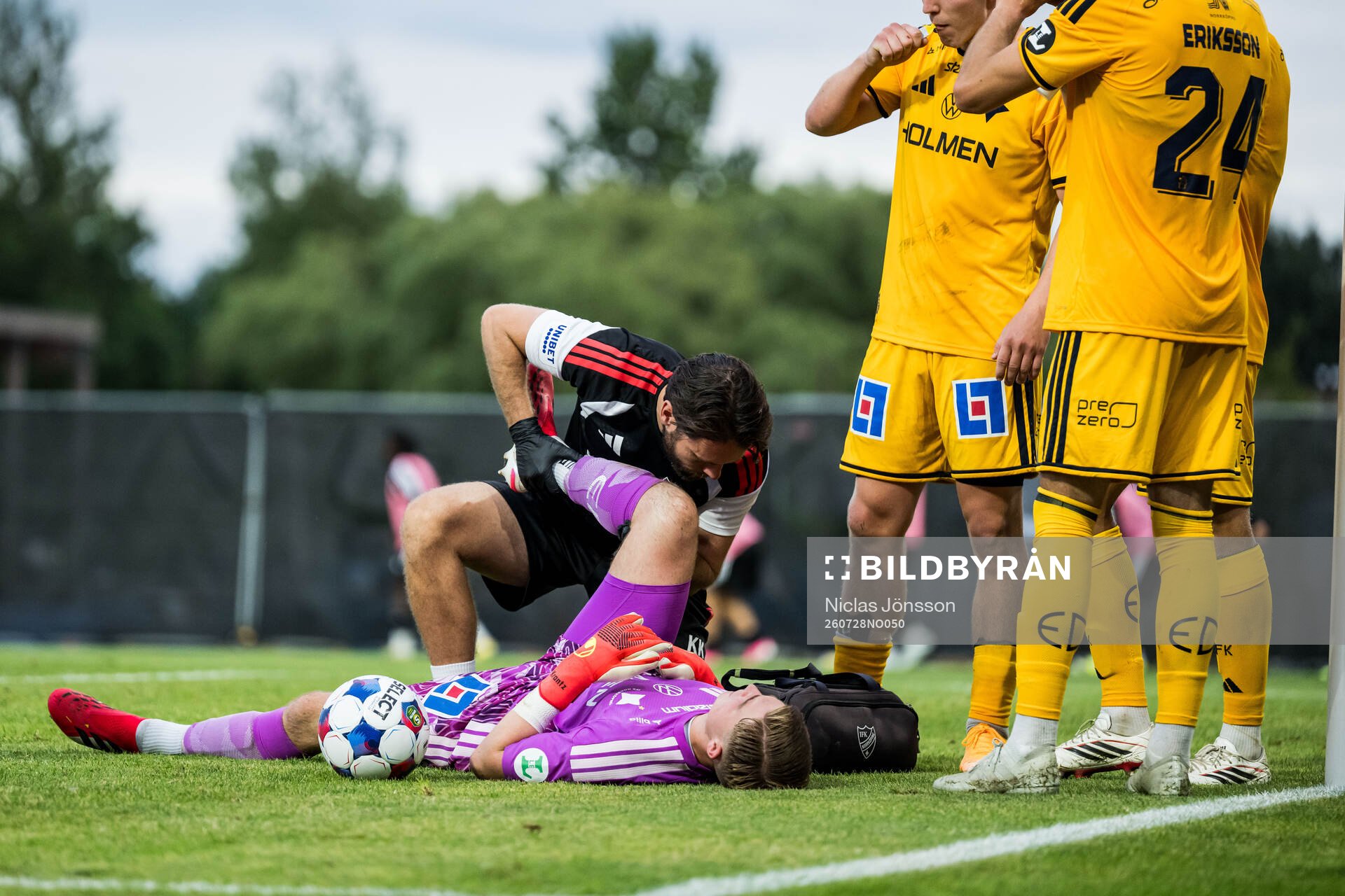 IFK Norrköpings målvakt Theo Krantz får vård av