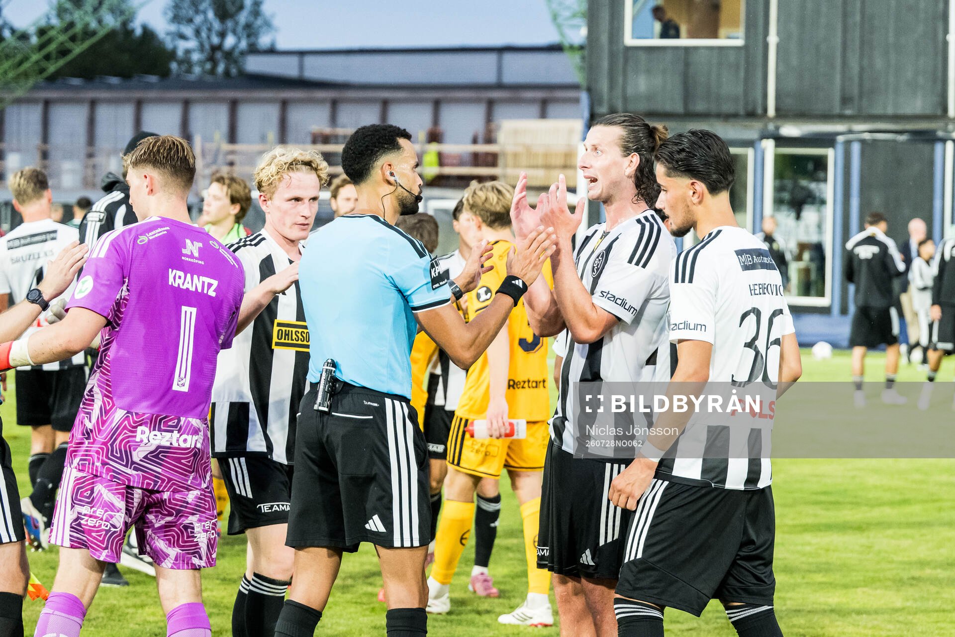 Domare Farouk nehdi och Landskronas Andreas Murbeck och