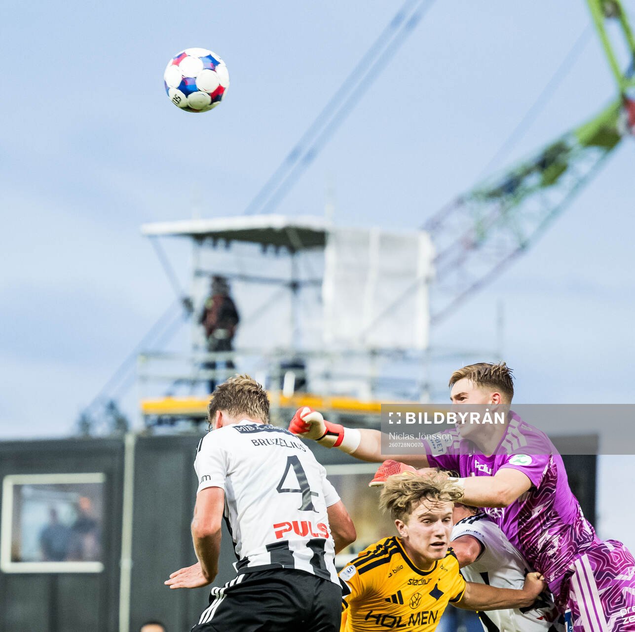 Landskronas Gustaf Bruzelius och IFK Norrköpings målvakt