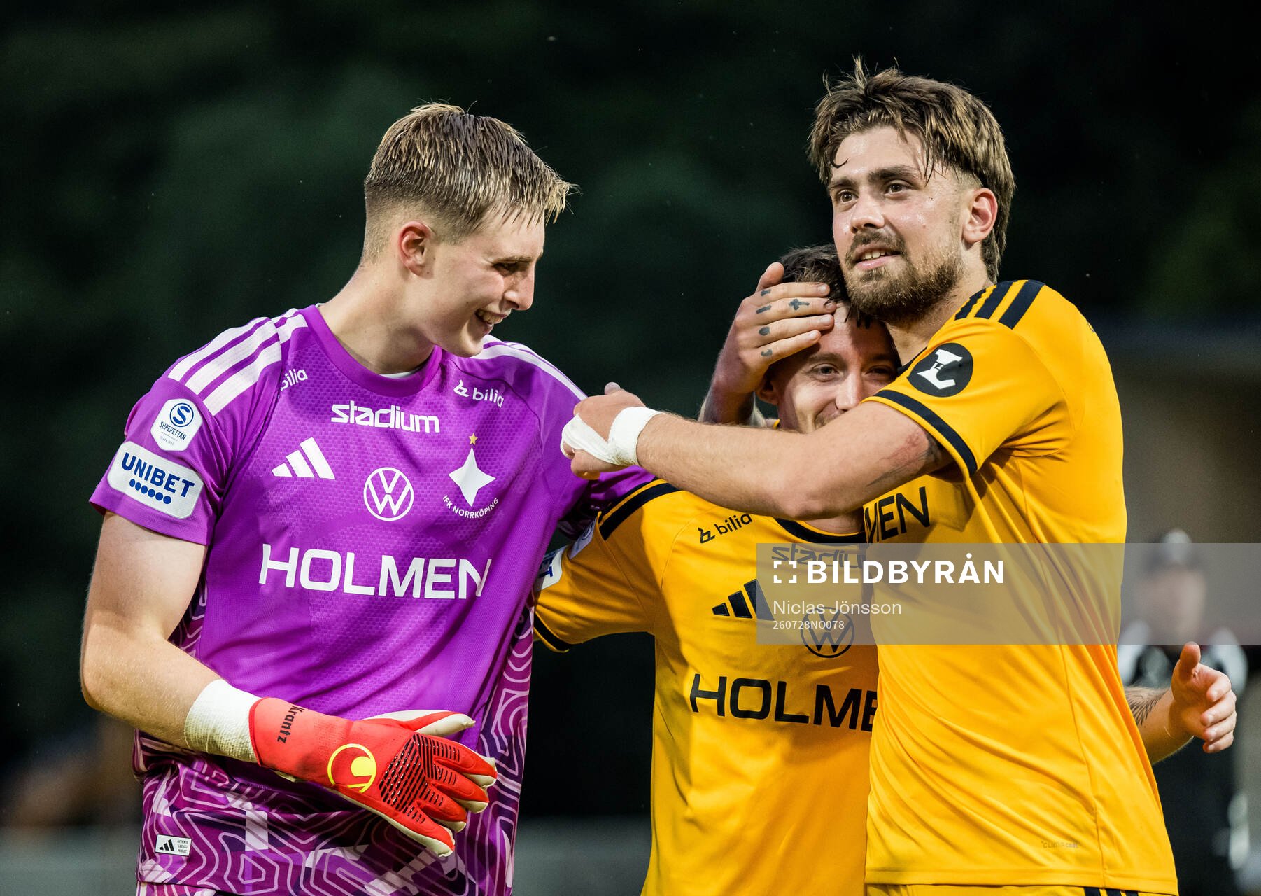 IFK Norrköpings målvakt Theo Krantz och Tim Prica jublar