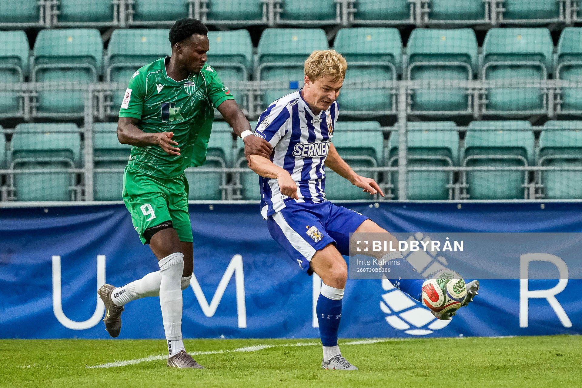 Bubacarr Tambedou of Levadia Tallinn and David Kruse of IFK