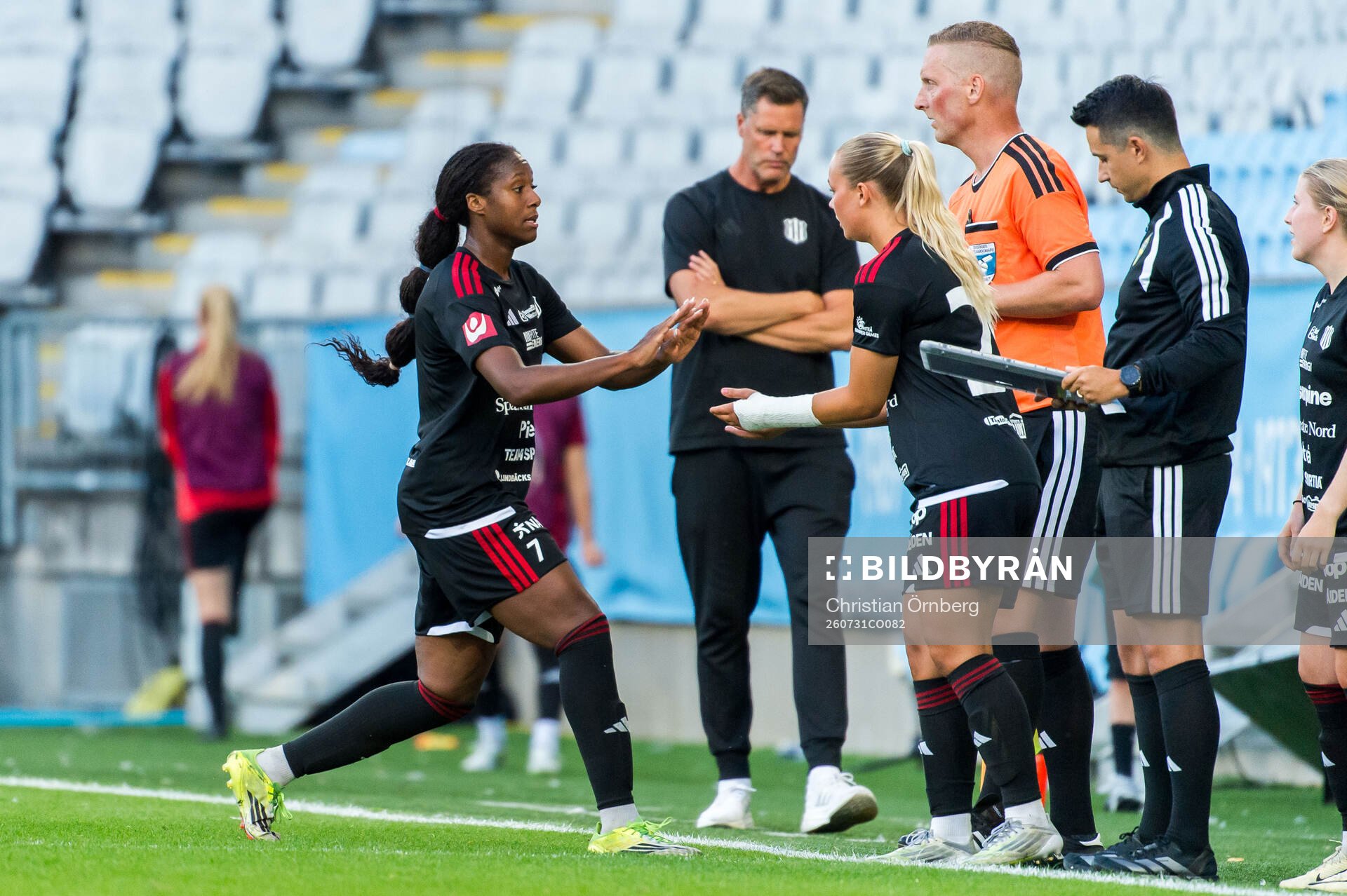 Piteås Amirah Iman Ali och Evelina Moberg gör ett byte