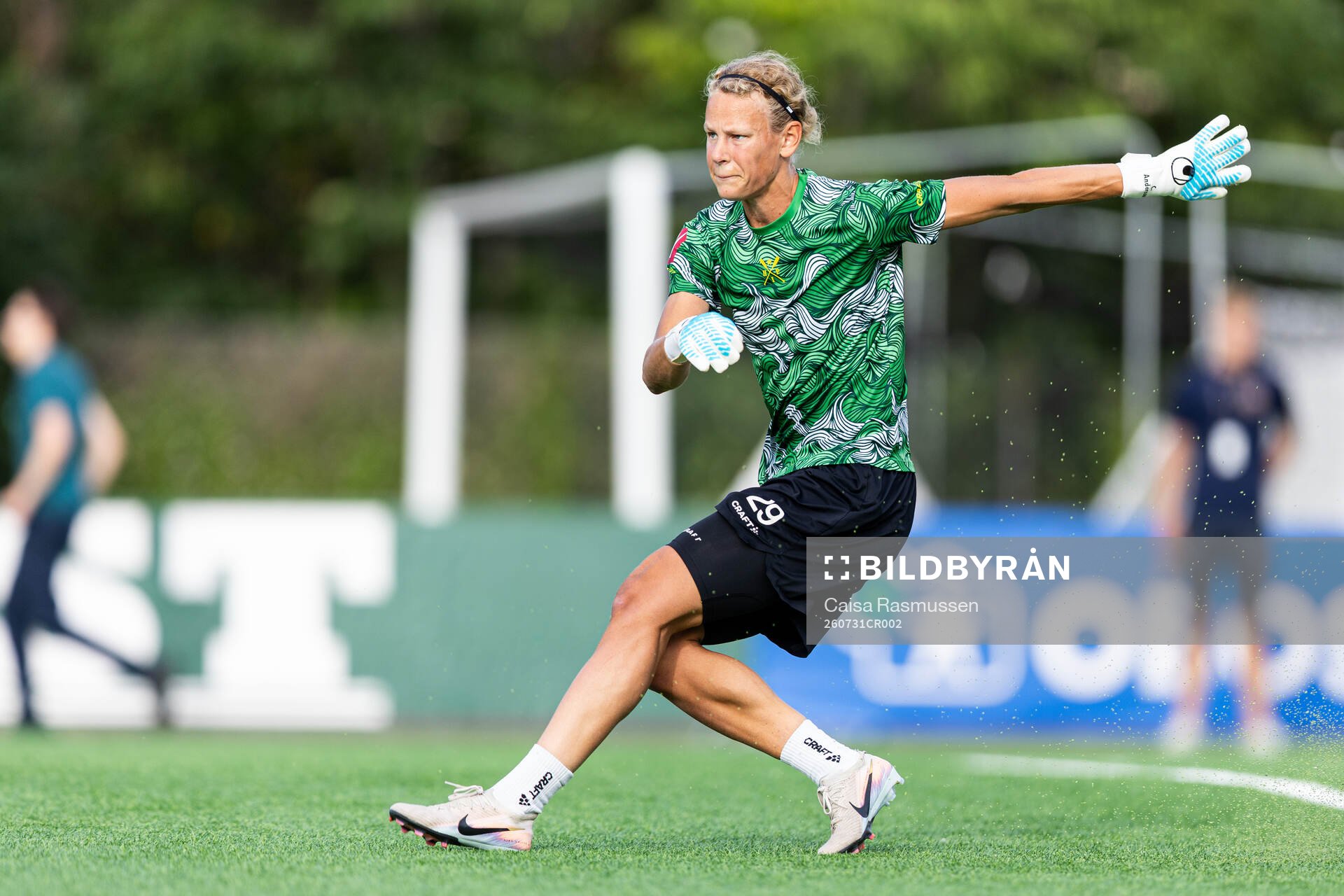 Hammarbys målvakt Cajsa Andersson värmer upp