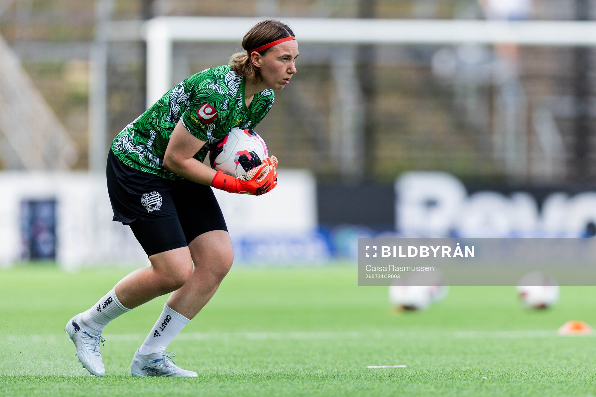 Hammarbys målvakt Lene Christensen värmer upp