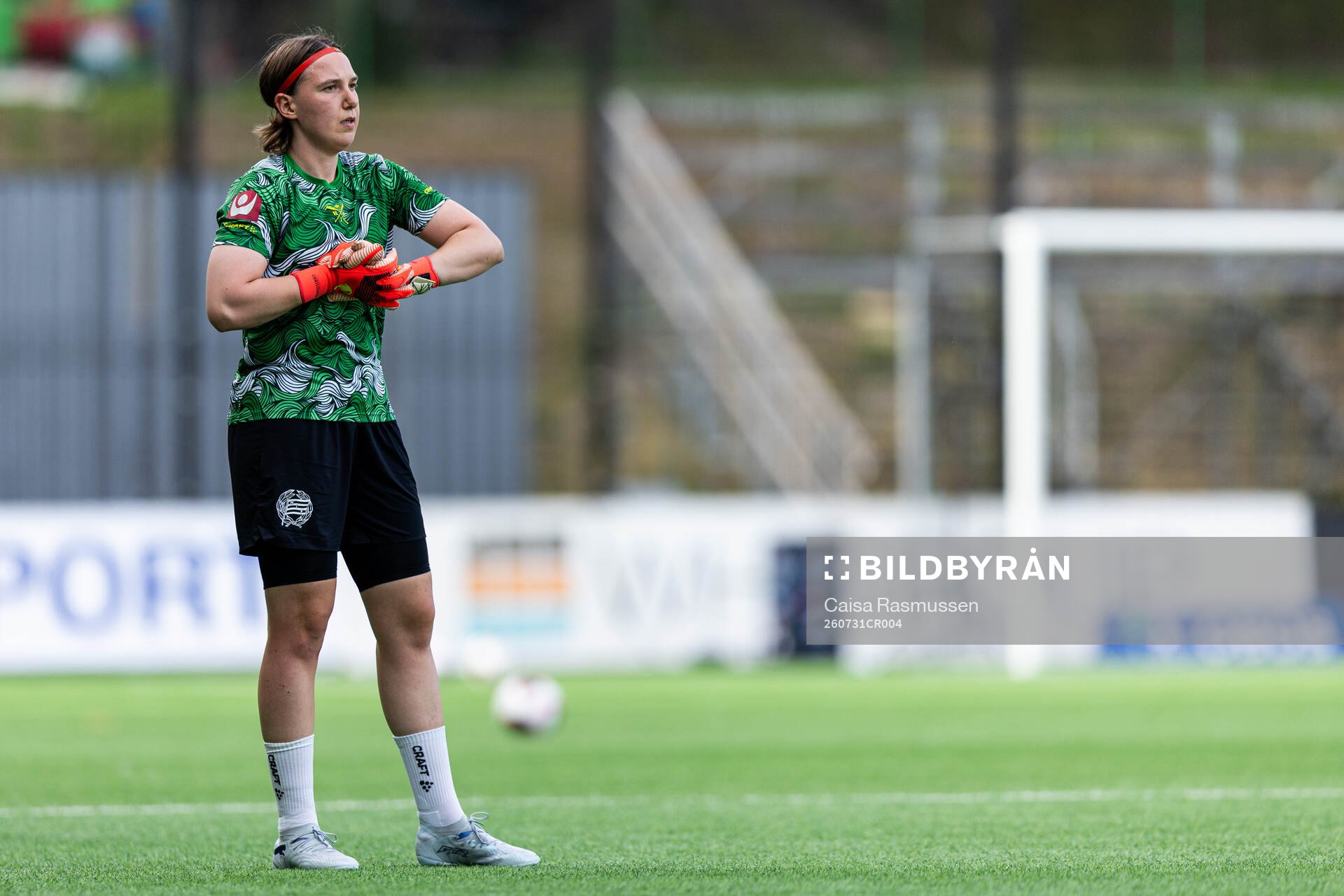 Hammarbys målvakt Lene Christensen värmer upp