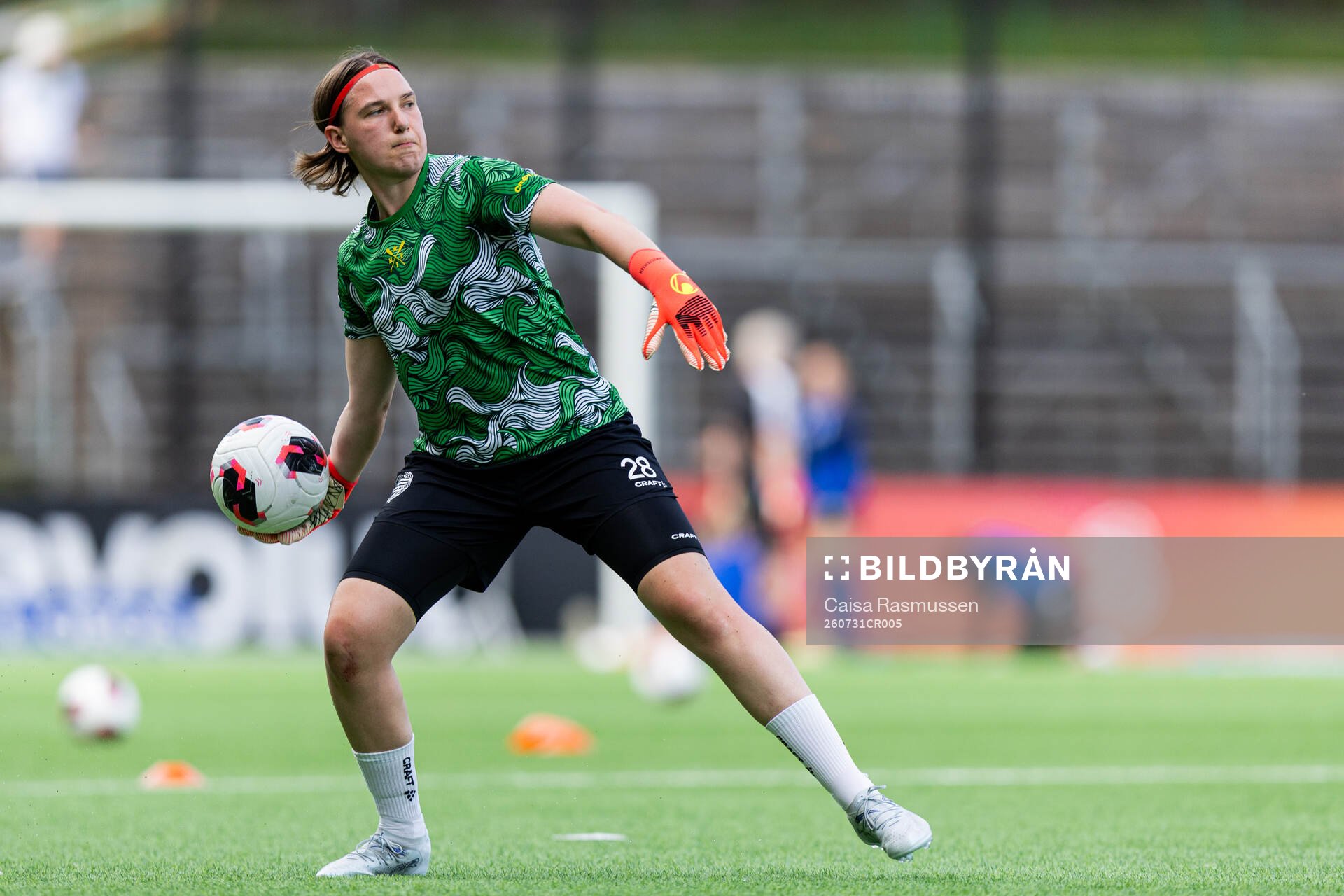Hammarbys målvakt Lene Christensen värmer upp
