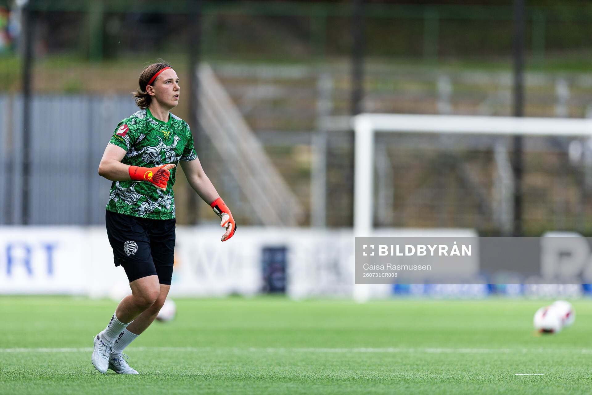Hammarbys målvakt Lene Christensen värmer upp