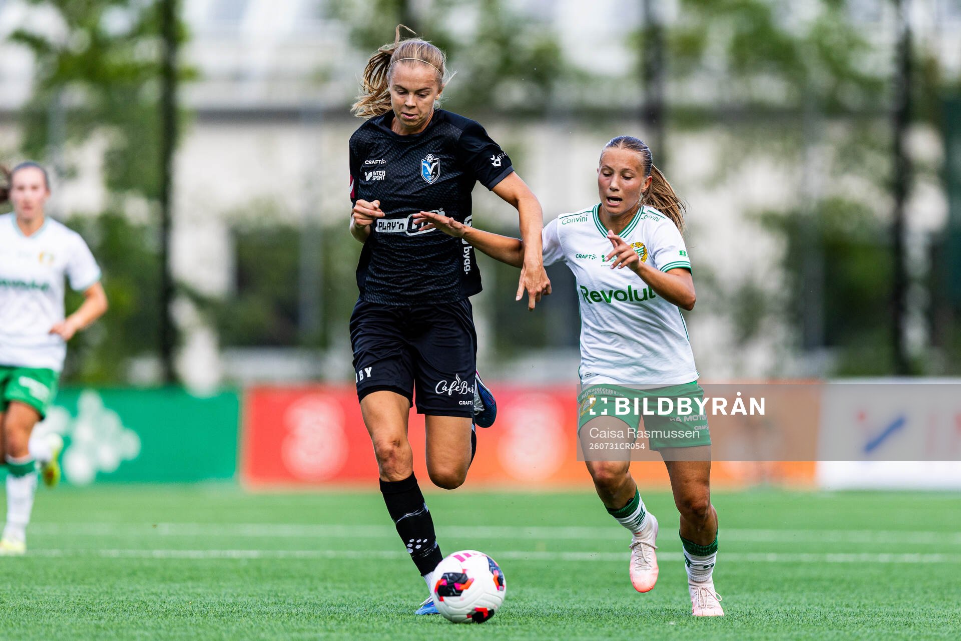 Växjö DFFs Elin Nilsson och Hammarbys Fanny Peterson
