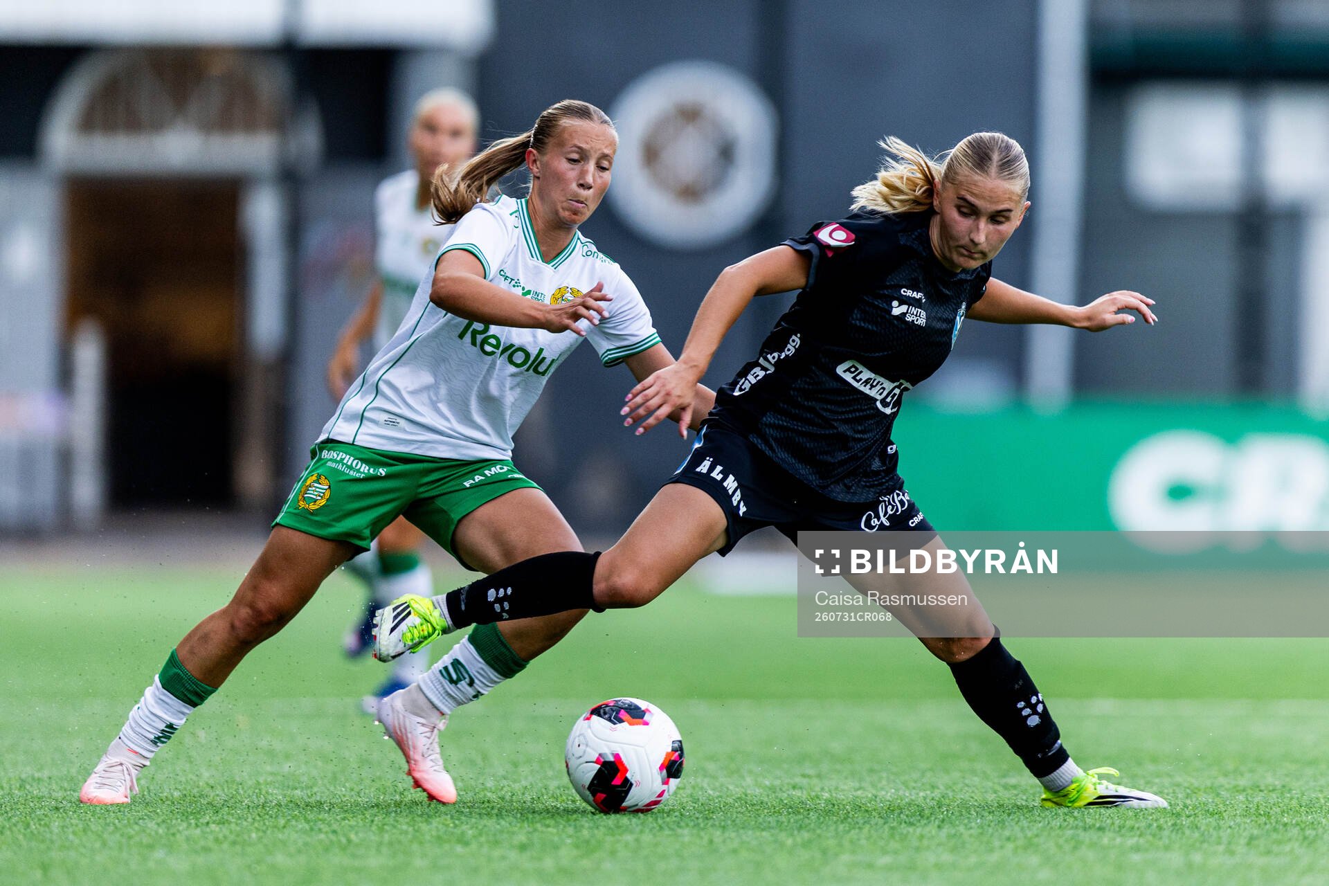 Hammarbys Fanny Peterson och Växjö DFFs Helmi Raijas