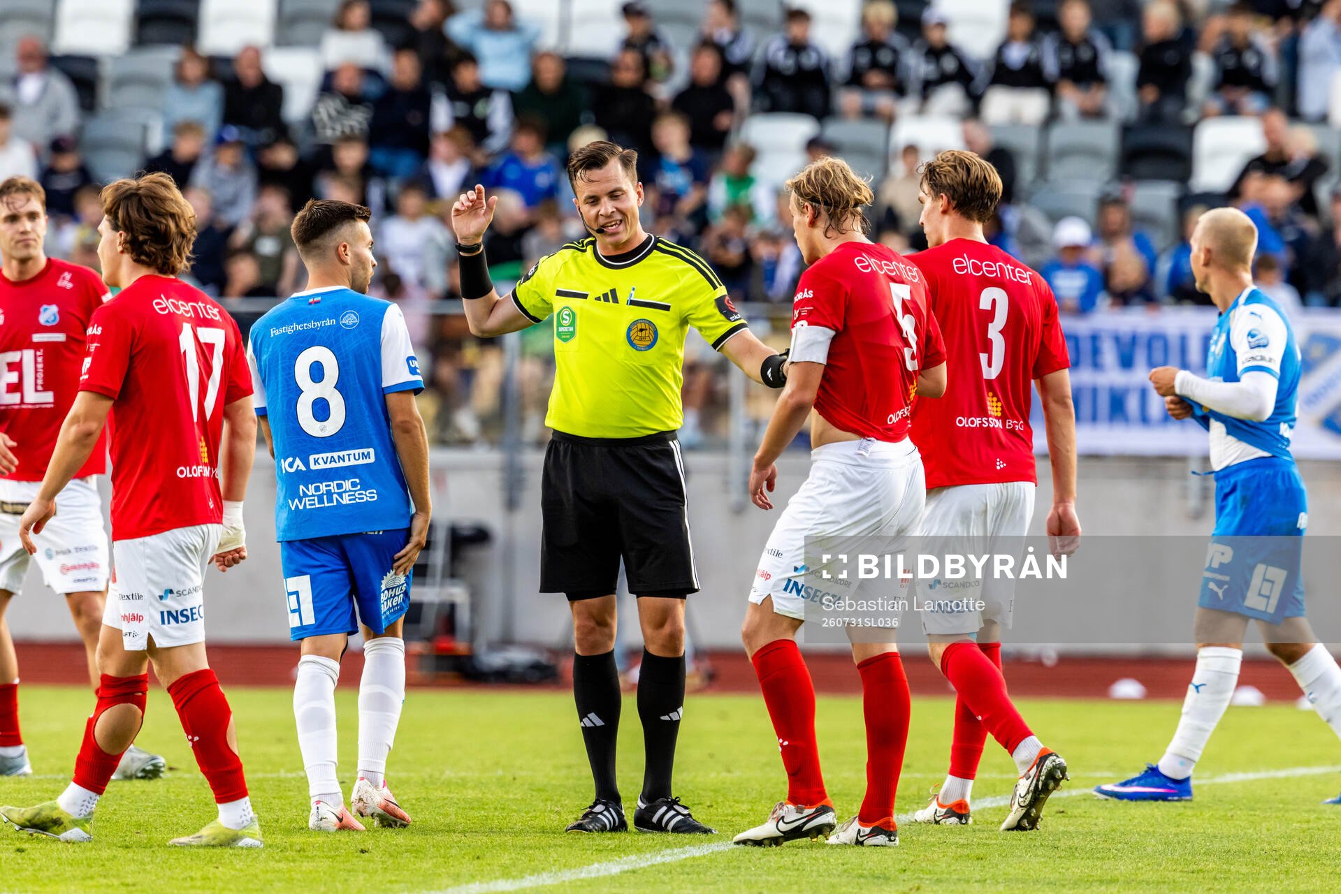 Domare Niclas Karlsson pratar med spelarna
