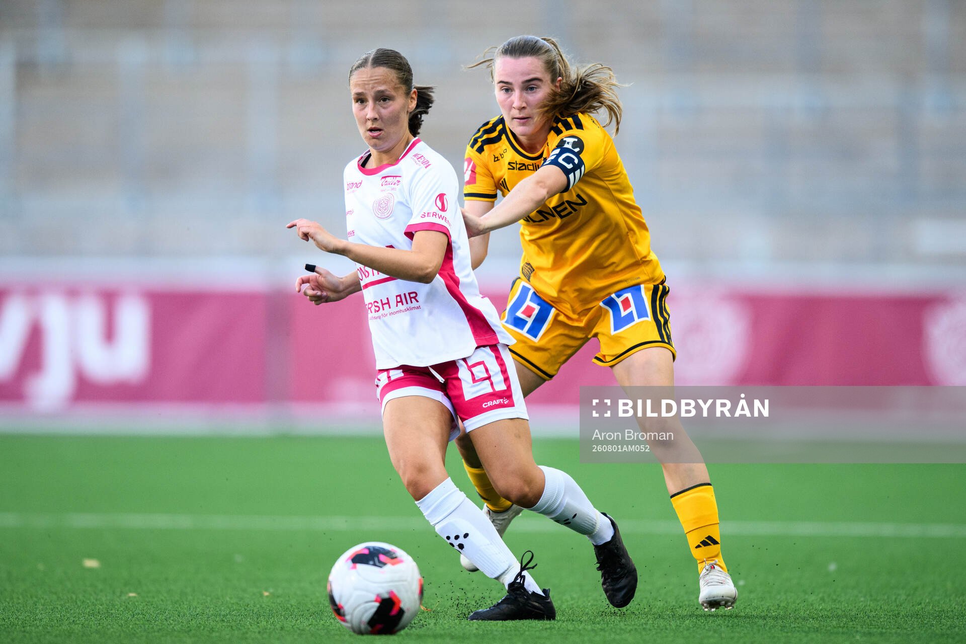 IK Uppsalas Tekla Höckert och IFK Norrköpings Carrie Jones