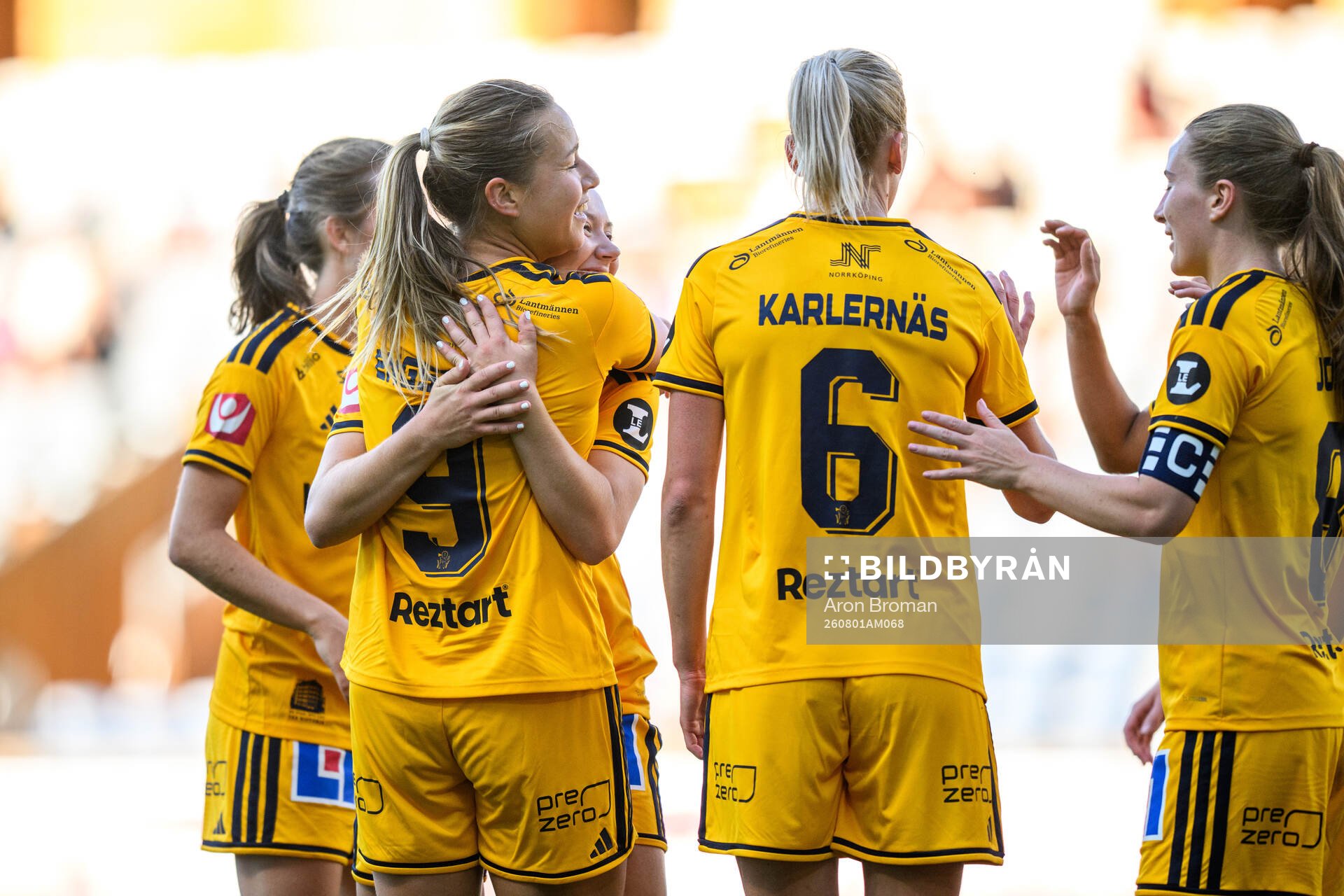 IFK Norrköpings Emma Engström jublar med lagkamrater