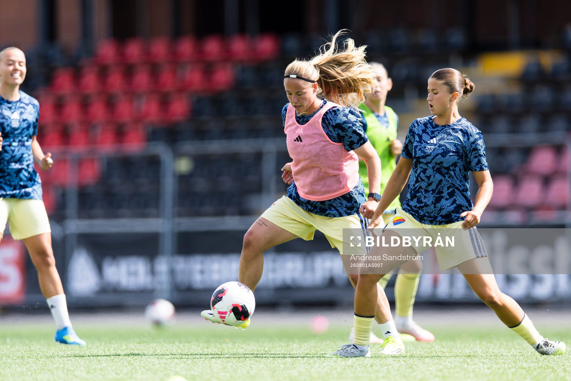 Djurgårdens spelare värmer upp