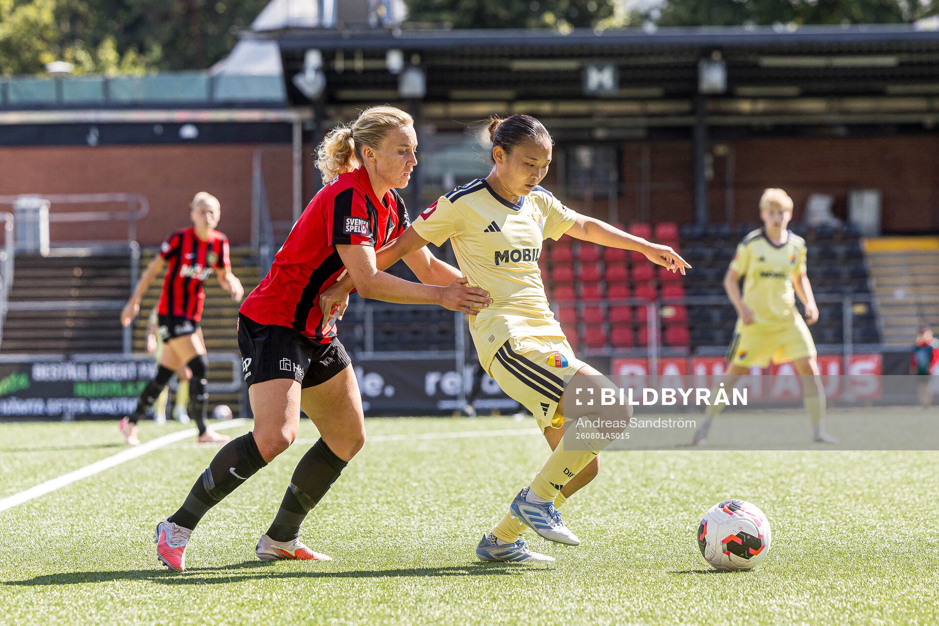 Brommapojkarnas Ellen Gibson och Djurgårdens Urara Watanabe
