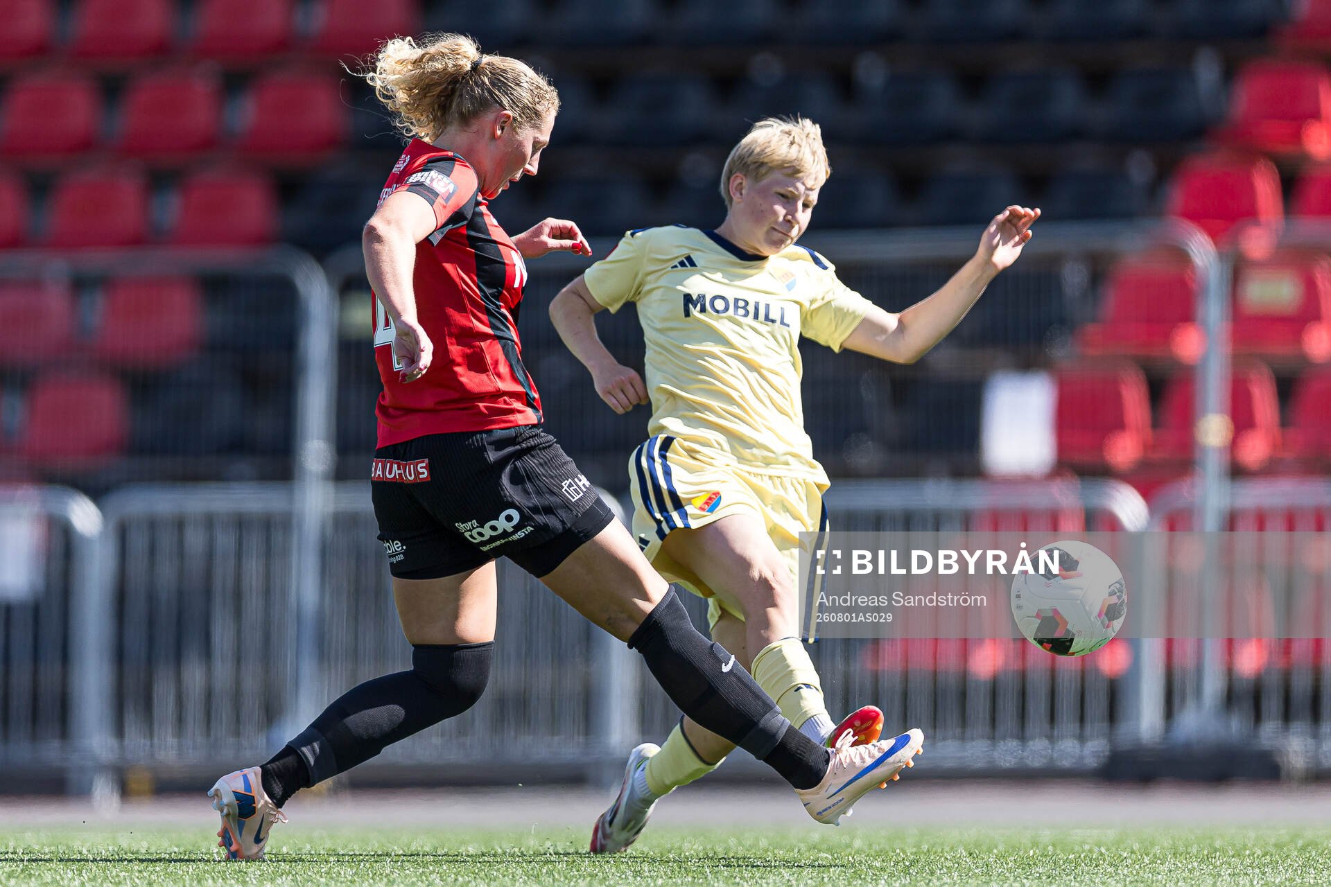 Brommapojkarnas Julia Laukström och Djurgårdens Olivia