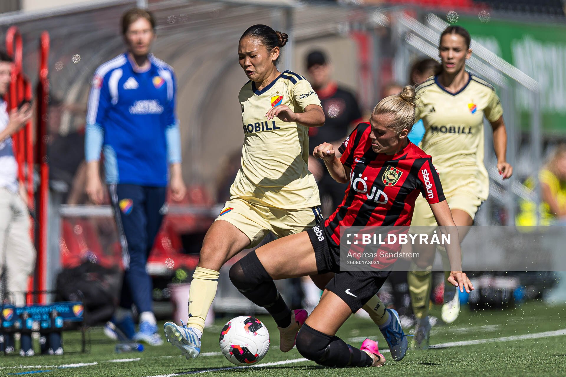 Djurgårdens Urara Watanabe och Brommapojkarnas Amanda Wulff