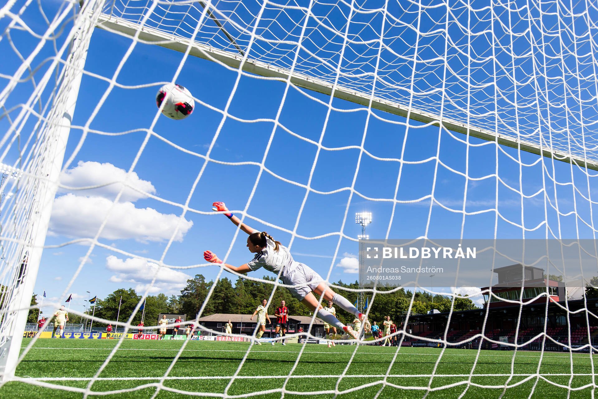 Brommapojkarna gör 1-0 bakom Djurgårdens målvakt Moa