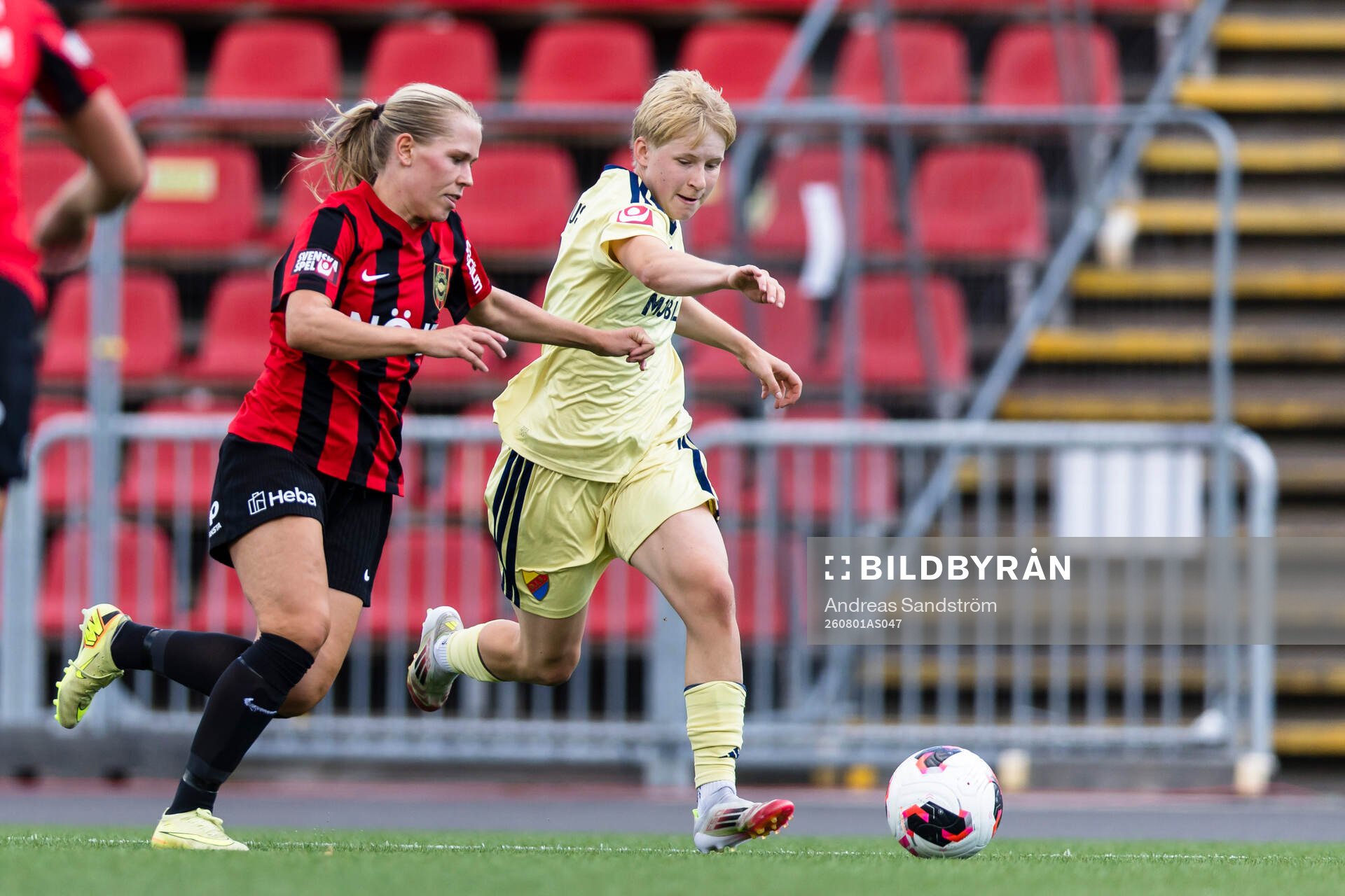 Djurgårdens Olivia Ulenius jagas av Brommapojkarnas Ida