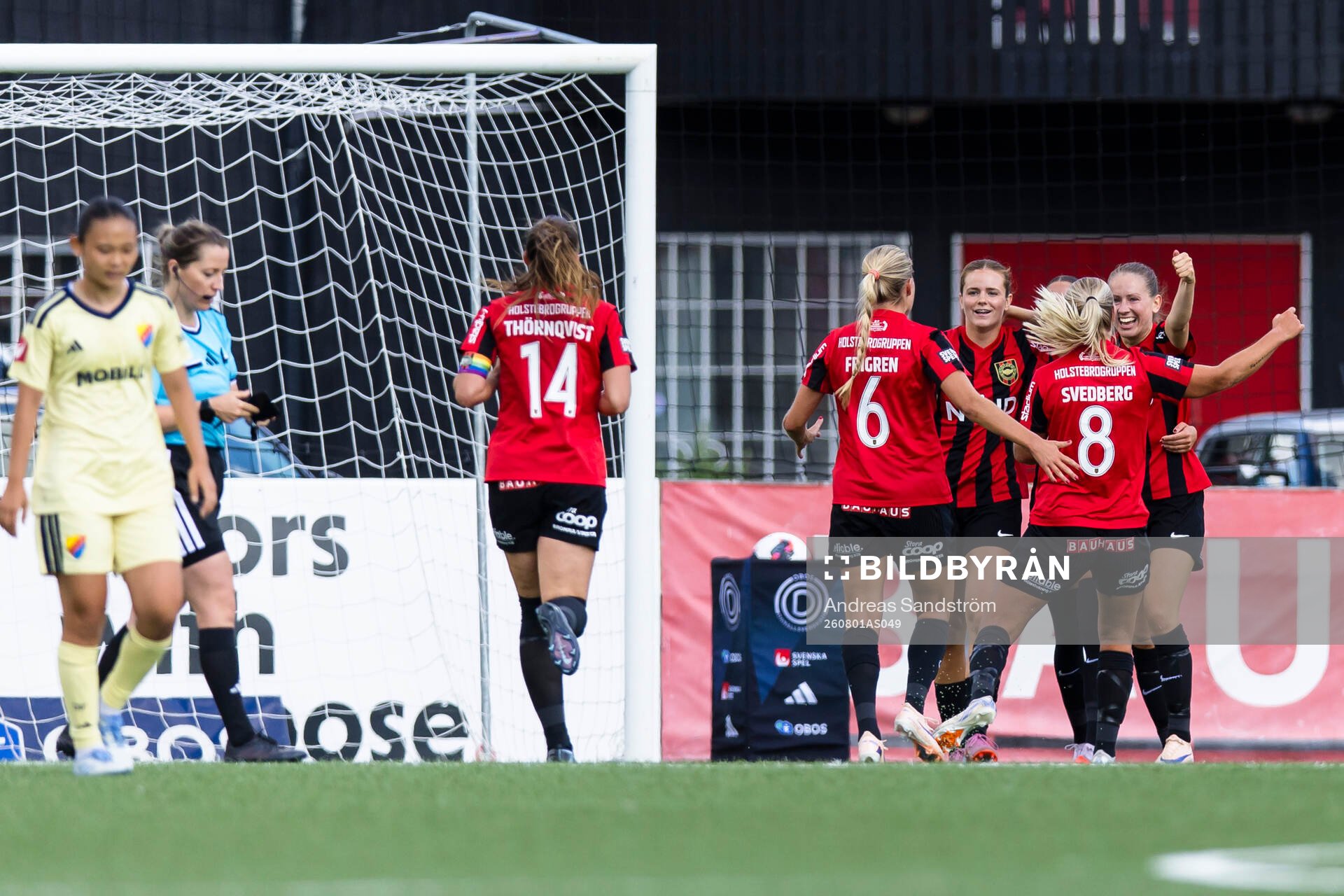 Brommapojkarnas Vera Blom gör 2-1 och gratuleras av