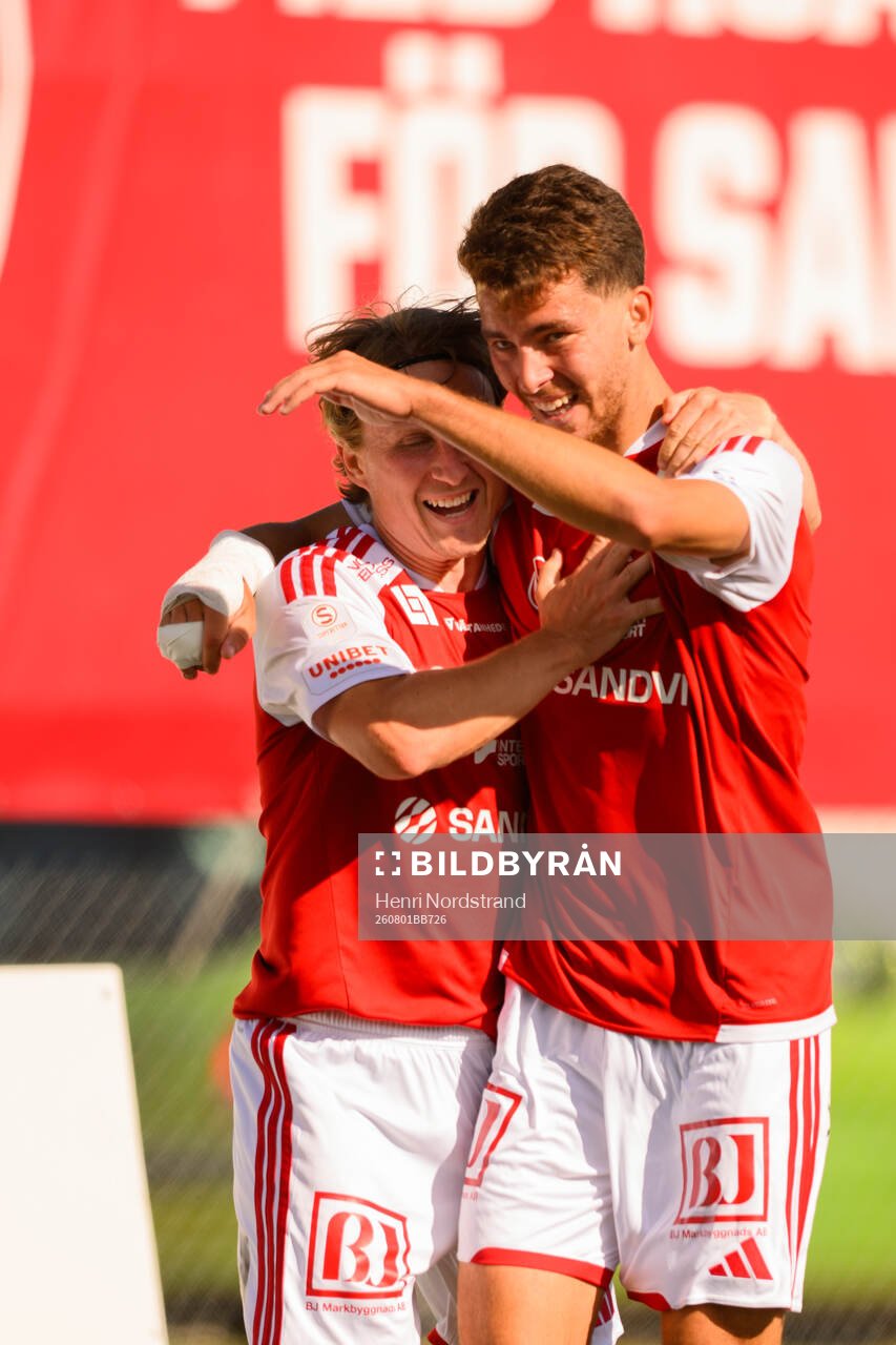 Sandvikens Victor Backman och Adam Kiani jublar