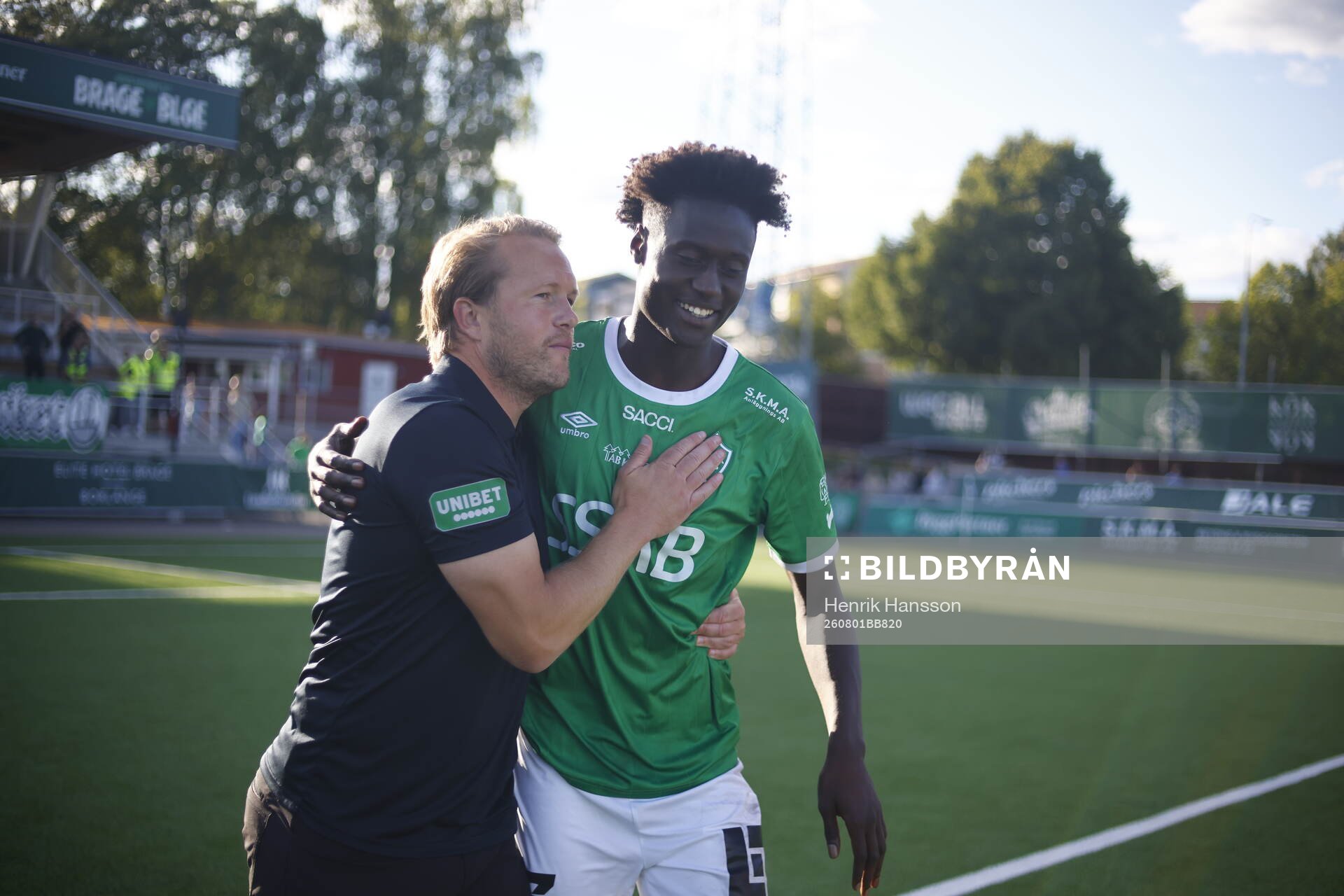 Brages tränare Anders Bååth jublar