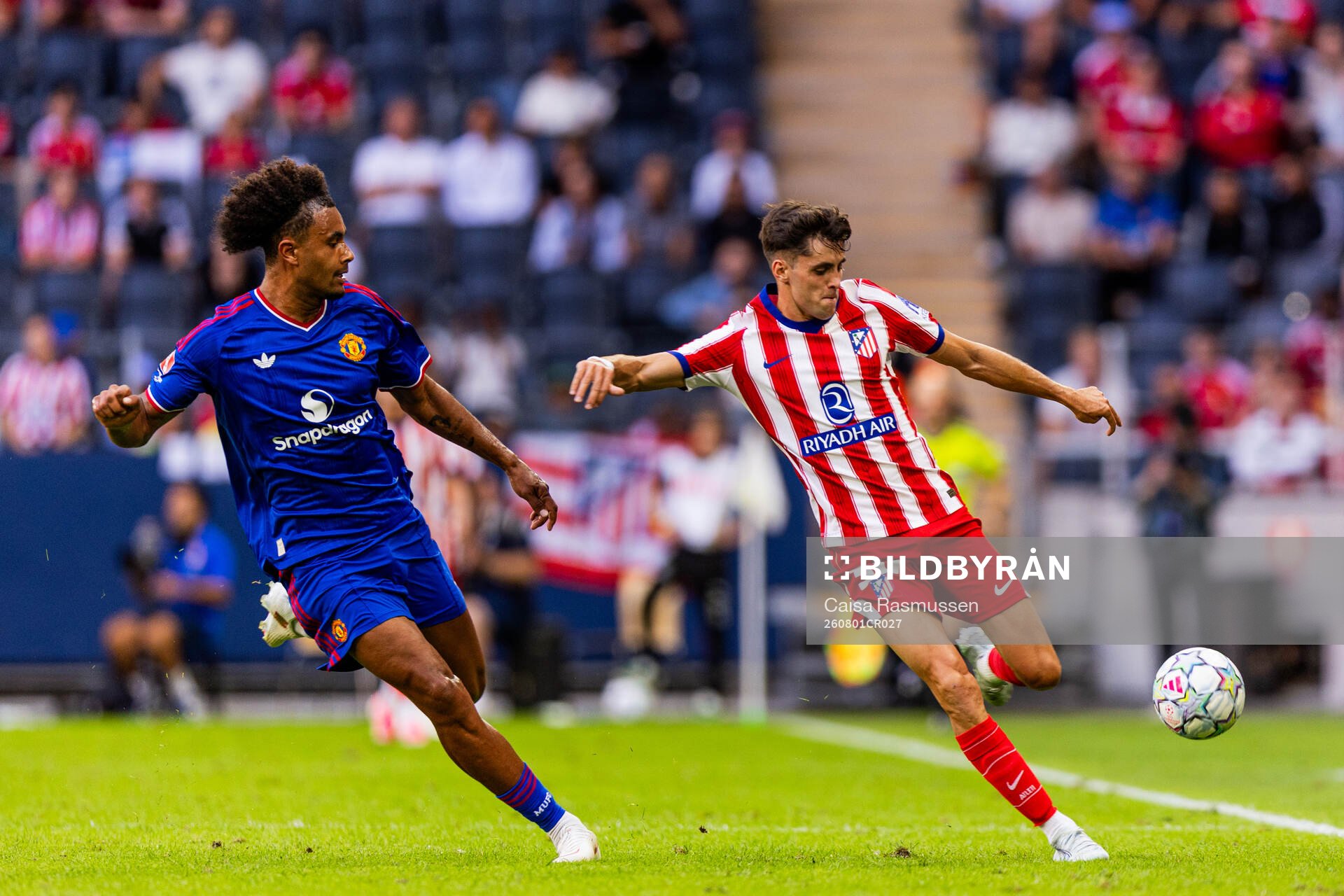Joshua Zirkzee of Manchester United and Dani Martínez of