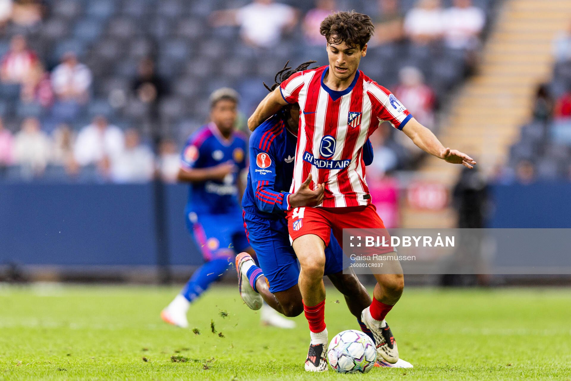 Patrick Dorgu of Manchester United and Mendoza of Atletico