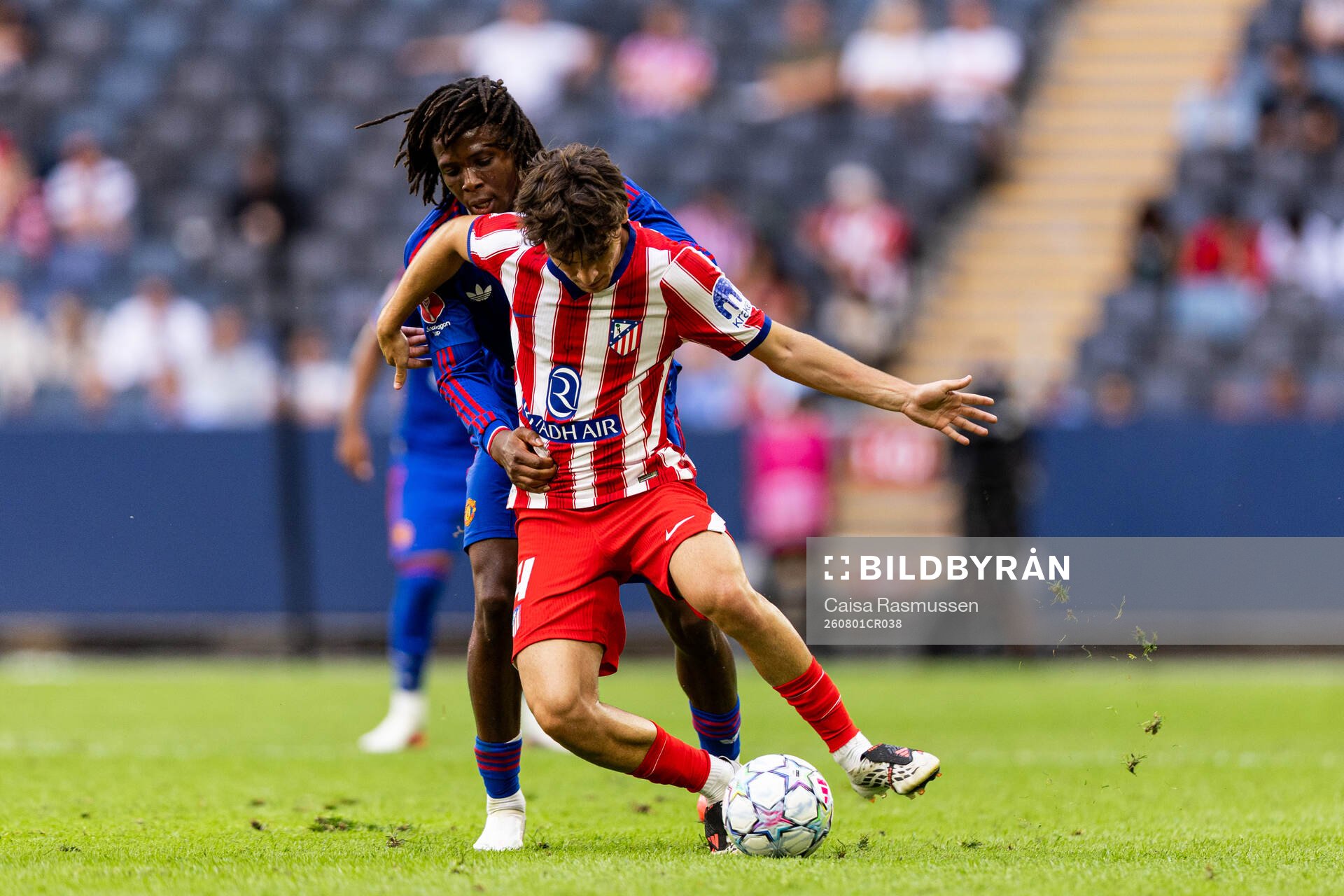 Patrick Dorgu of Manchester United and Mendoza of Atletico