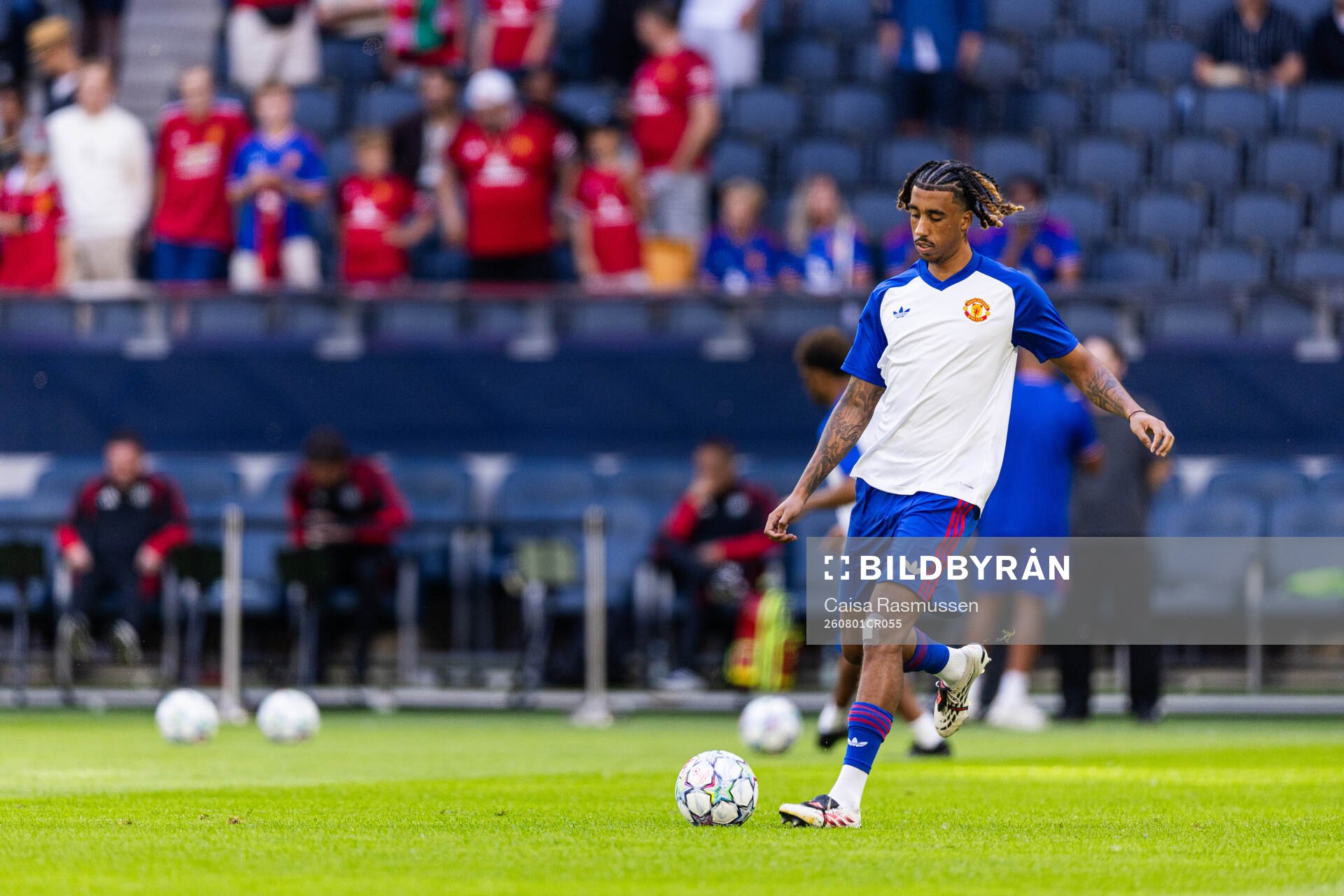 Leny Yoro of Manchester United