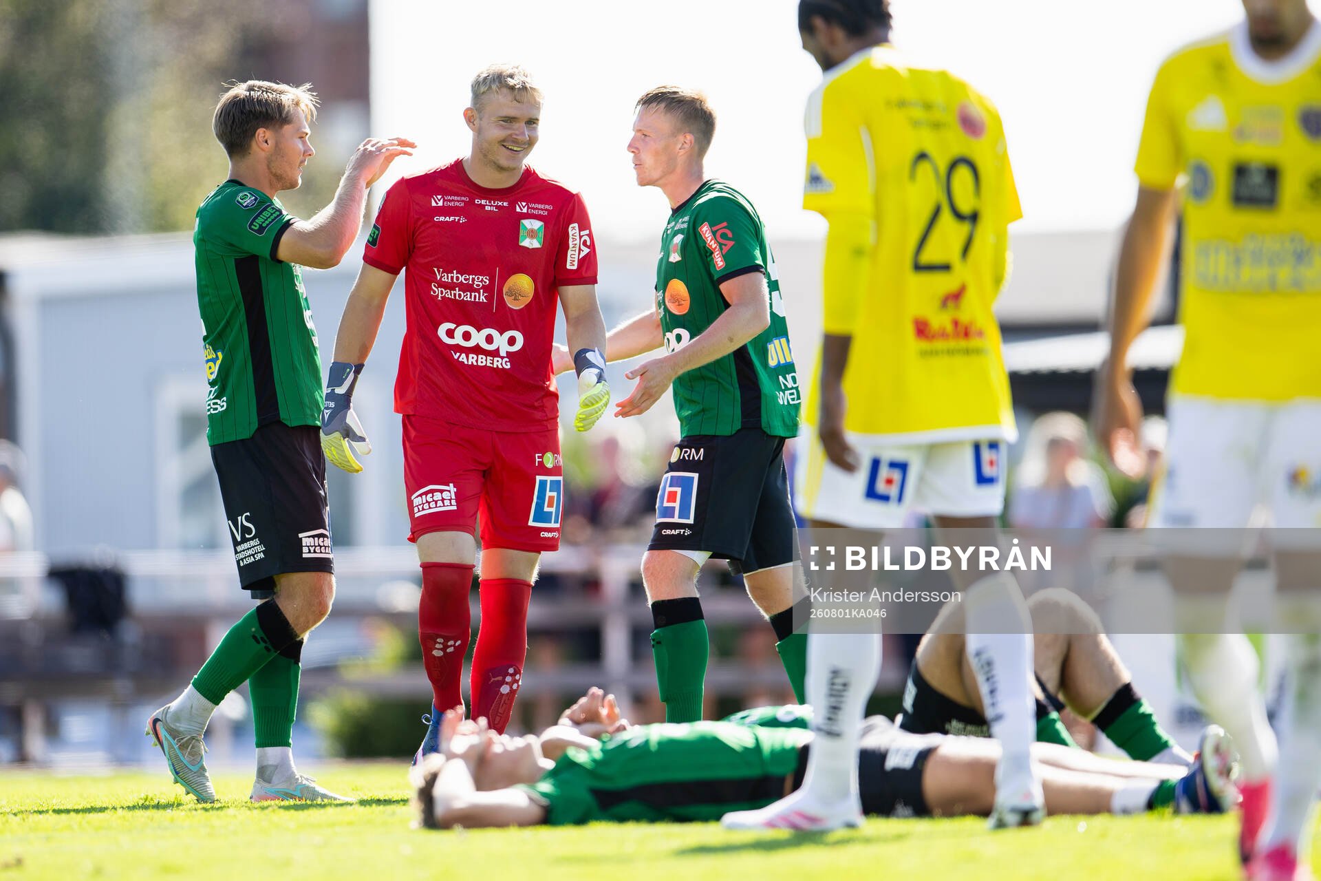 Varbergs målvakt Daniel Strindholm jublar
