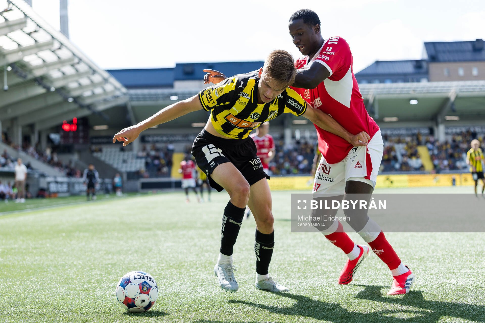 Häckens Adrian Svanbäck och Kalmars Aboubacar Keita