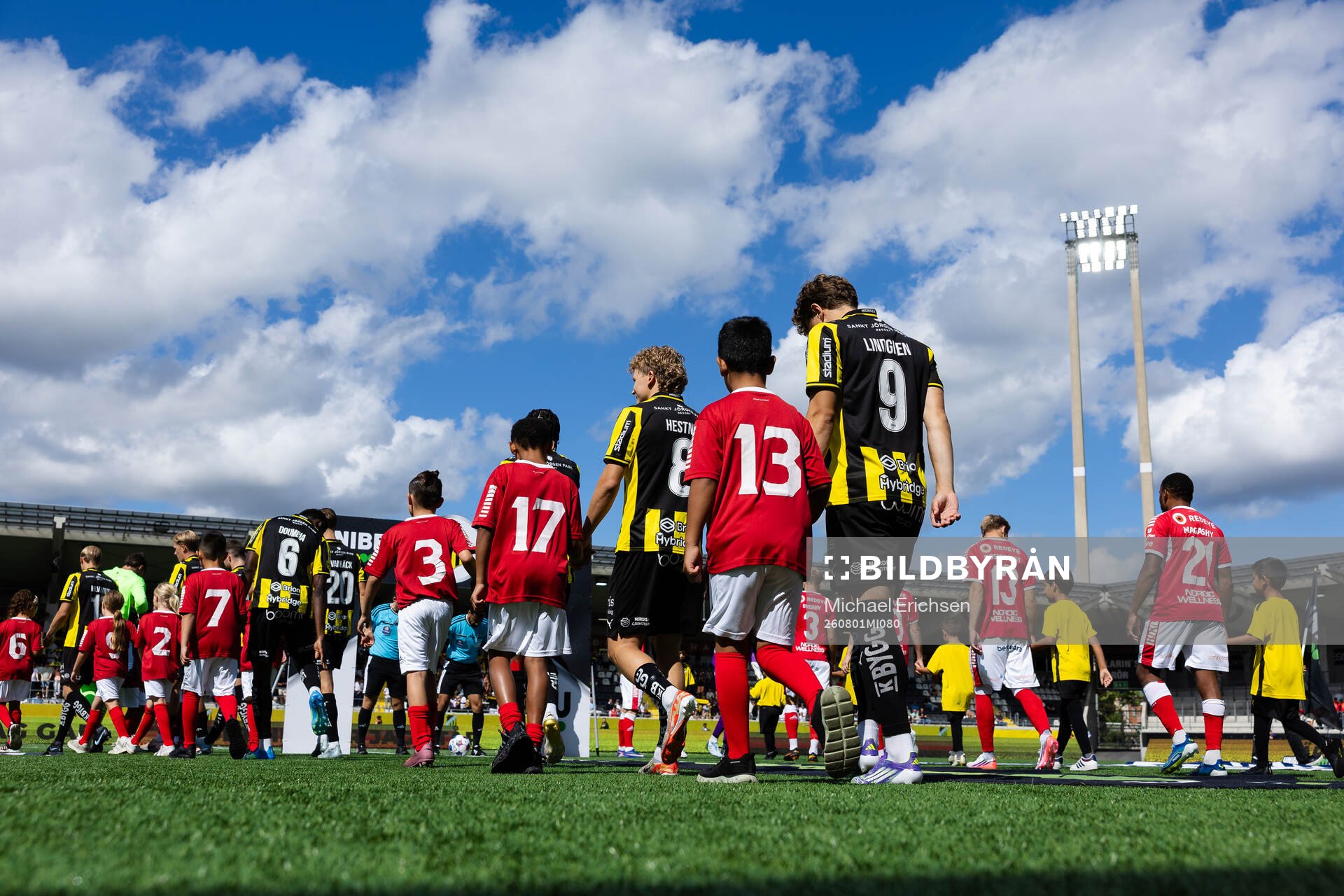 Häckens Simen Hestnes och Gustav Lindgren på väg in på