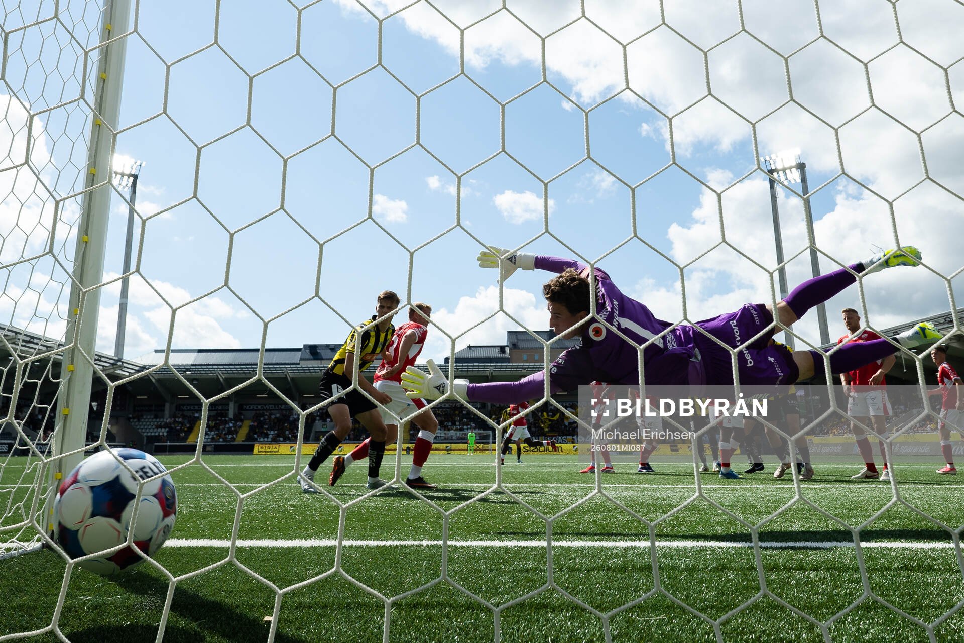 Häckens Harry Hilvenius nickar in 1-1 i mål bakom Kalmars