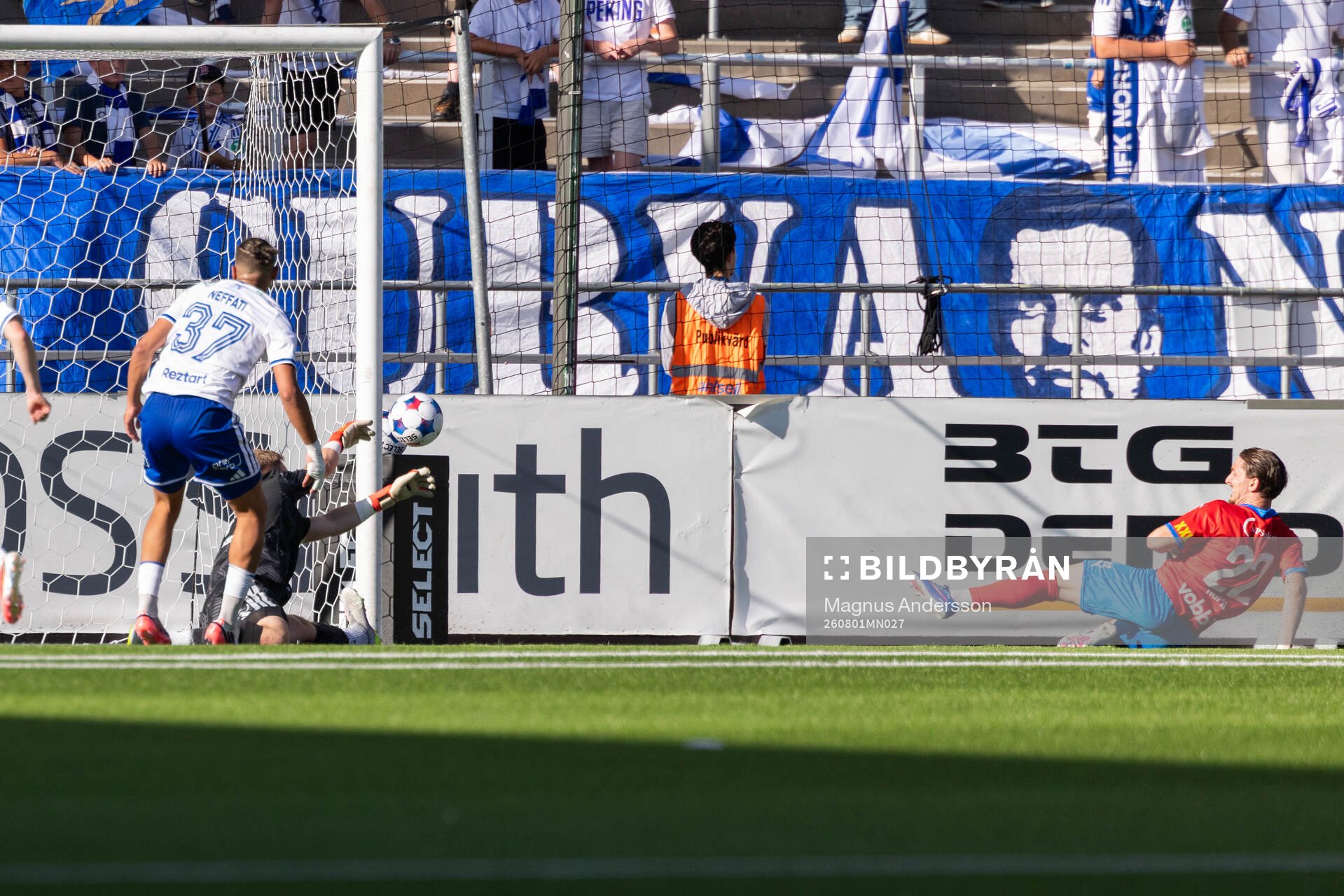IFK Norrköpings målvakt Theo Krantz och Helsingborgs