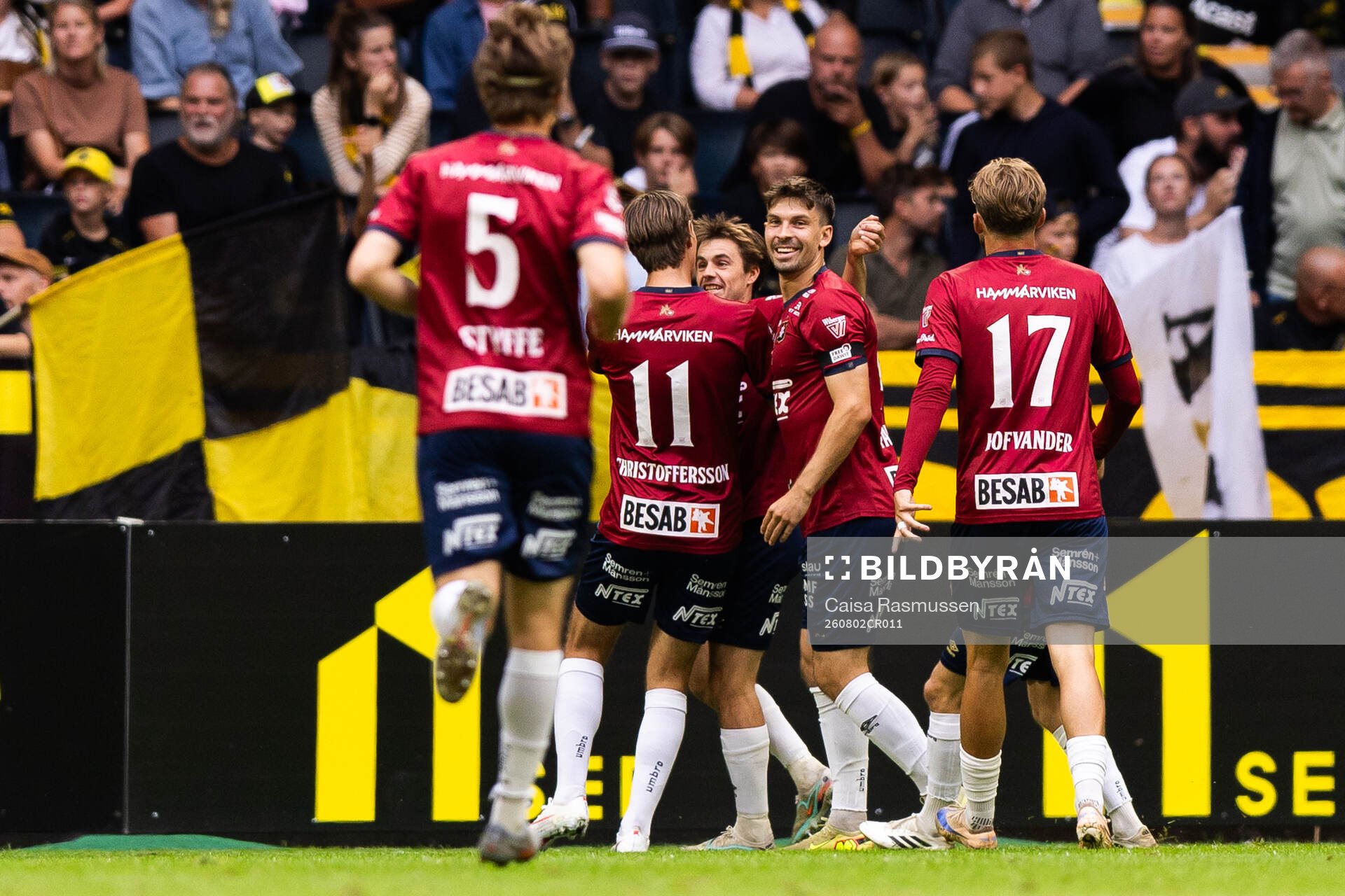 Spelare ur Örgryte jublar