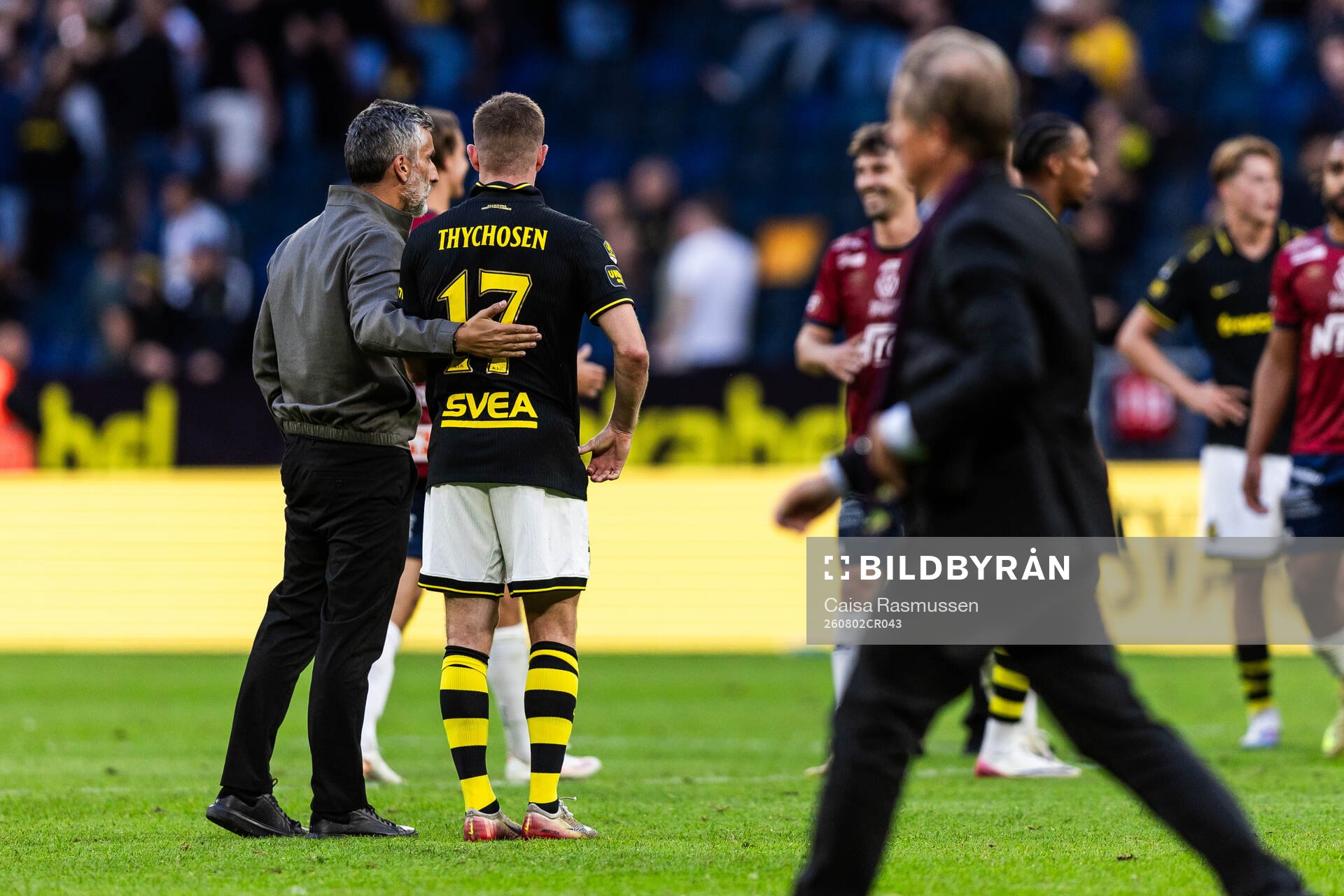 AIKs tränare José Riveiro och Mads Døhr Thychosen deppar
