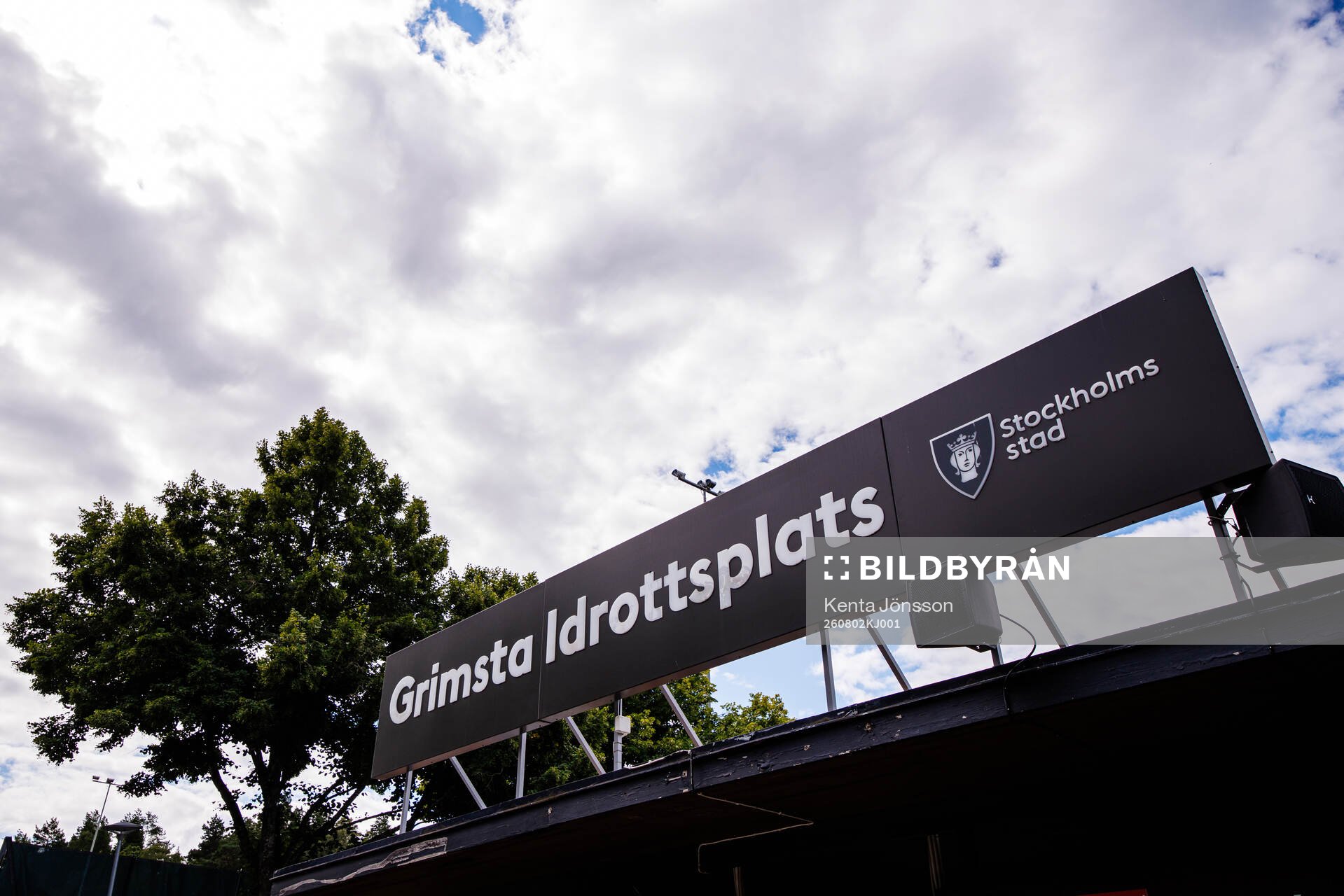 En skylt ovanför en entré på Grimsta IP