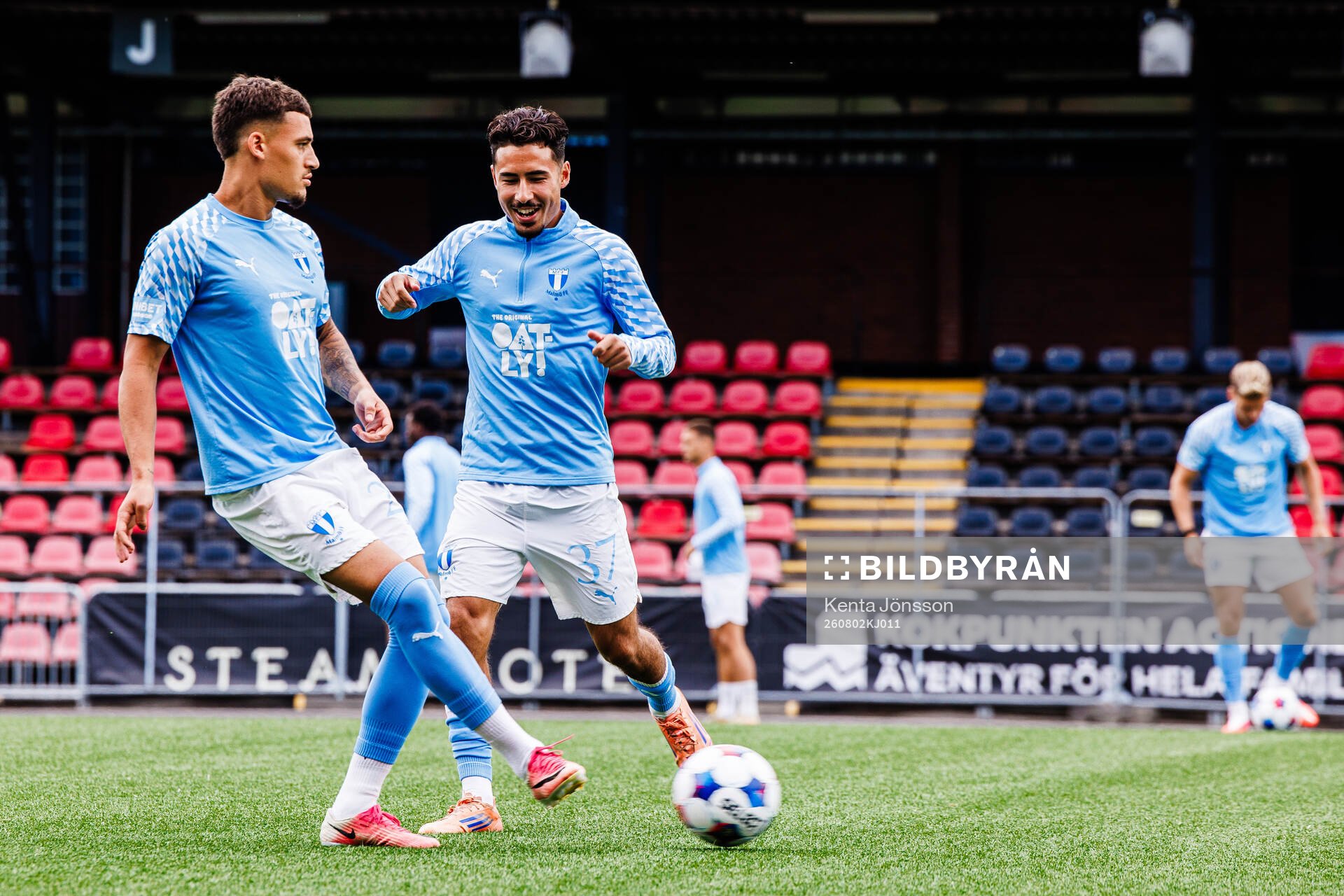 Malmö FFs Gabriel Busanello och Adrian Skogmar