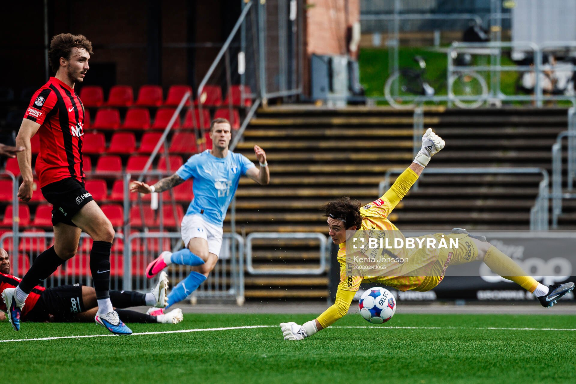 Malmö FFs Diego Garcia och Brommapojkarnas målvakt Leo