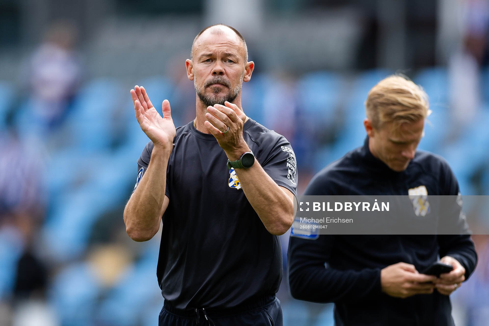 IFK Göteborgs tränare Joachim Björklund tackar publiken